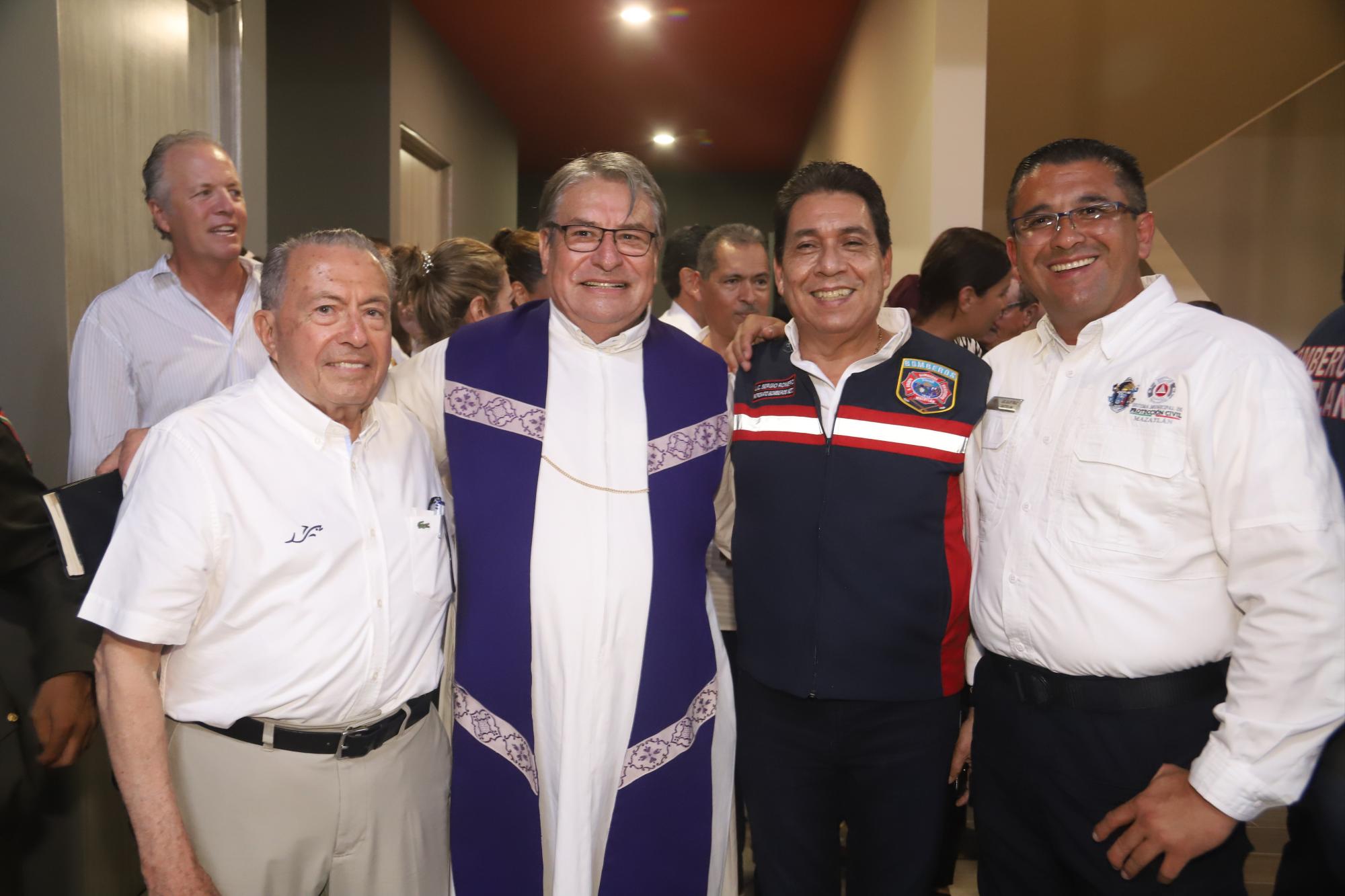 $!Leovi Carranza, el Padre Rafael Martínez, Sergio Romero y Eloy Ruiz.