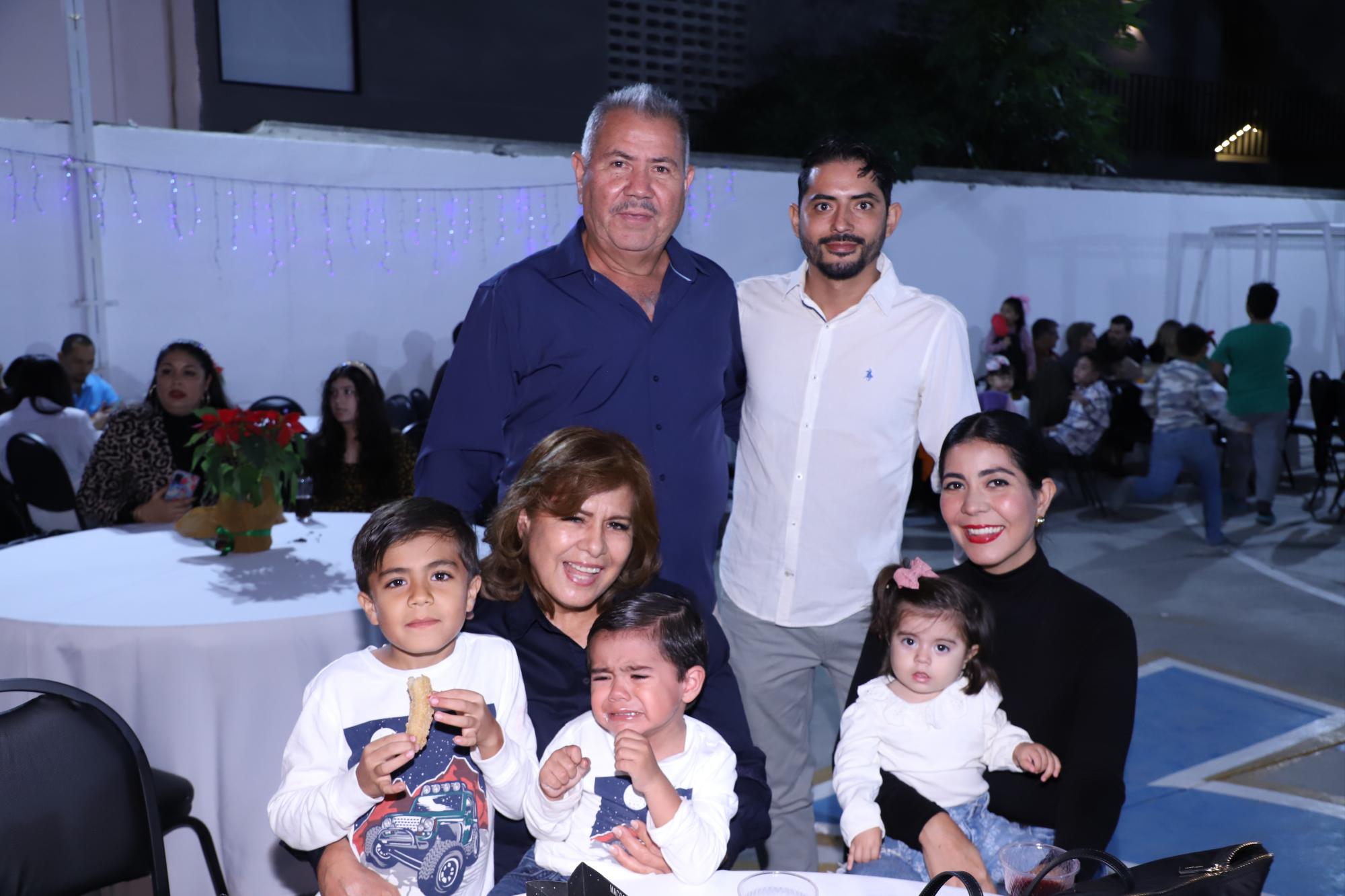 $!José María Velarde, Francisco Córdoba, Rosa María de Velarde, Rosa María de Córdoba, y los pequeños José María y Óscar Velarde e Ivanna Córdoba.