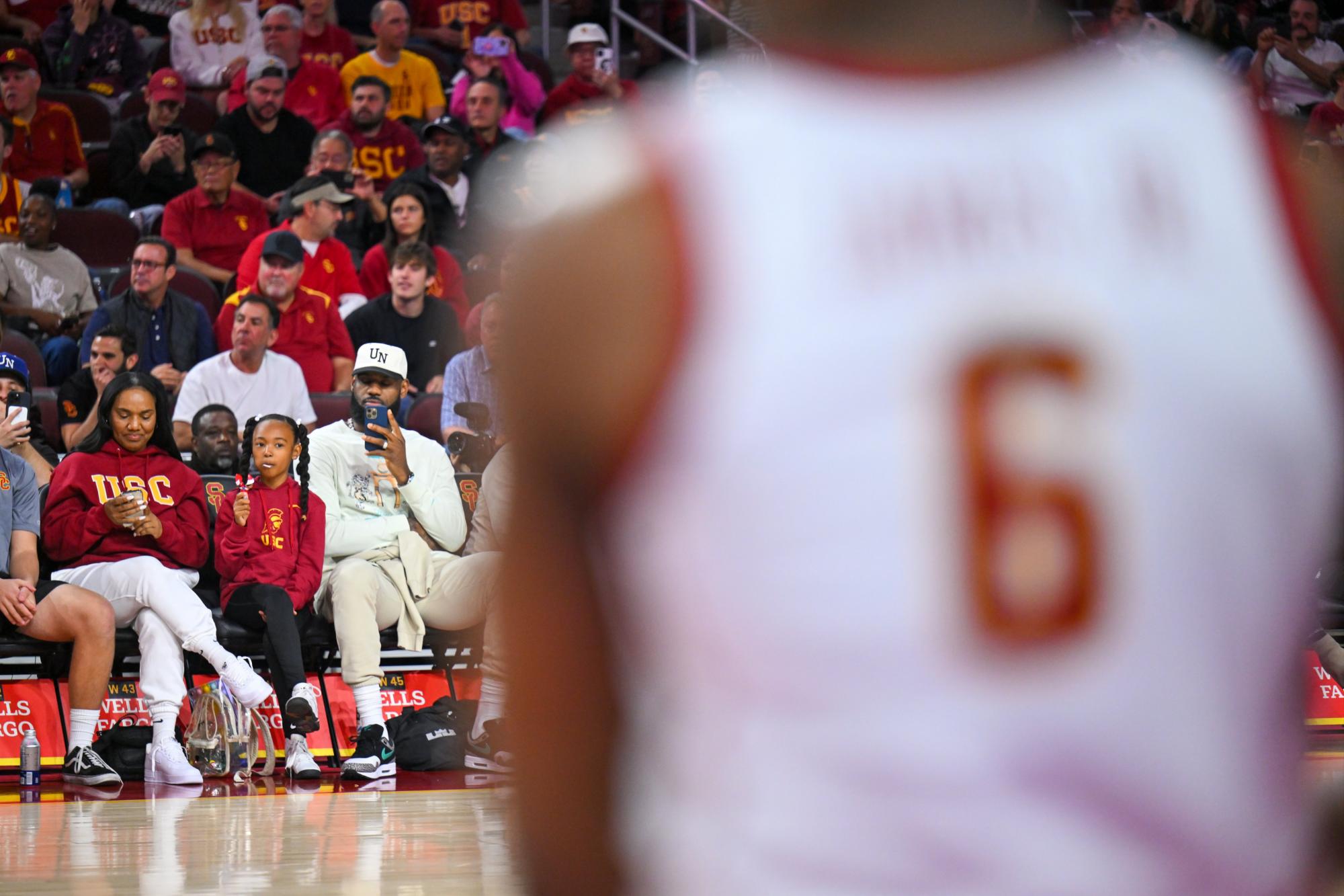 $!Hijo de LeBron James debuta en el baloncesto universitario