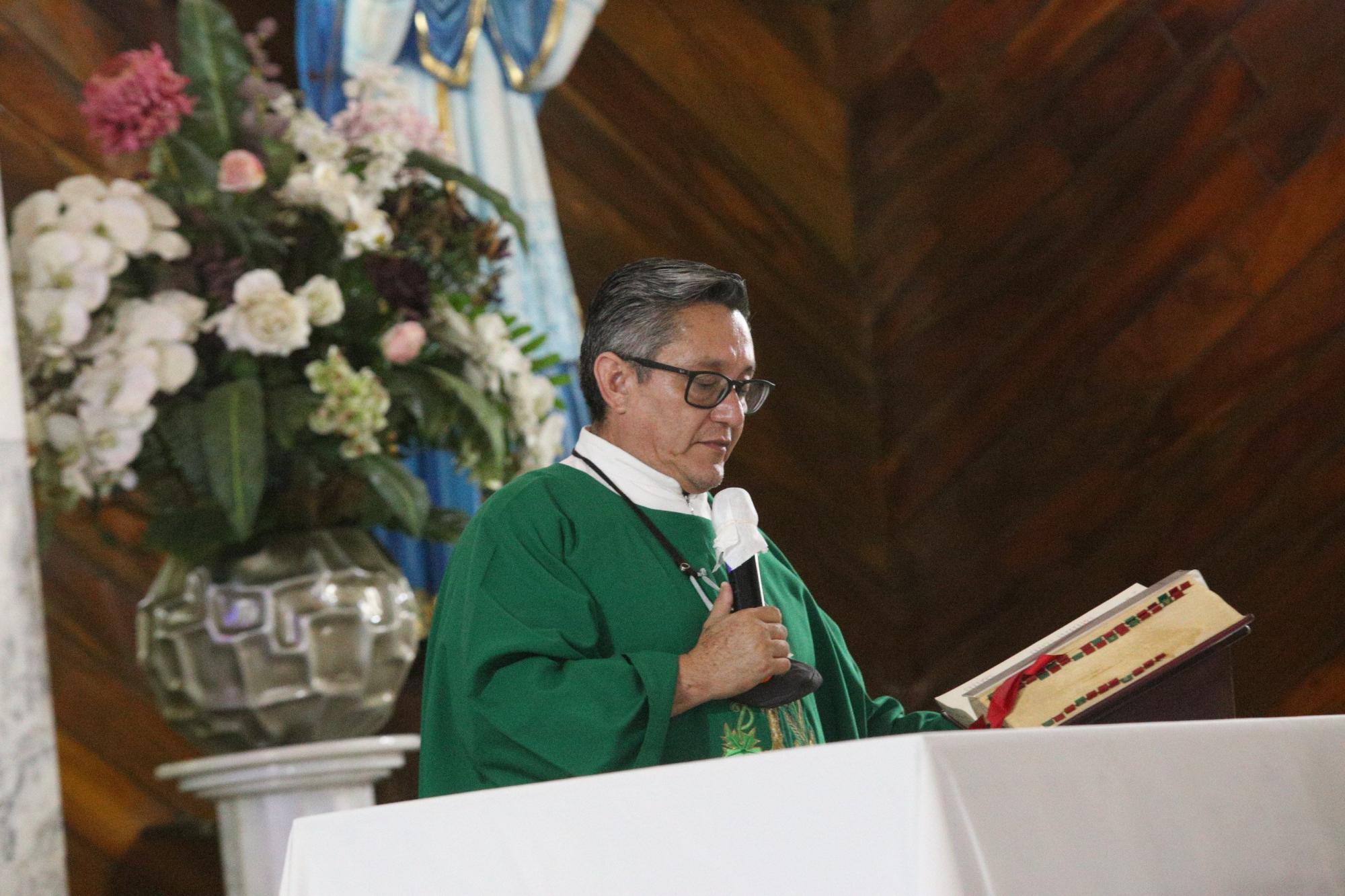 $!El sacerdote José Luis González ofició la misa.