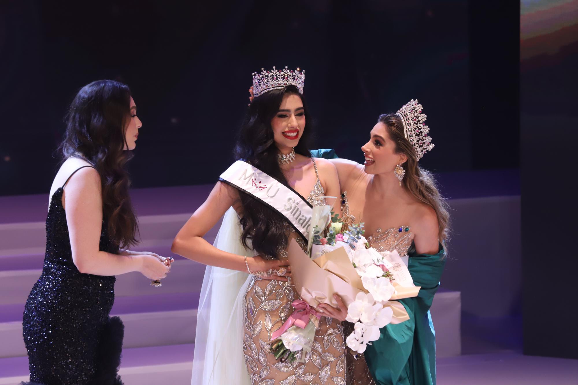 $!La ganadora recibió la banda de manos de la mazatleca Libia Gavica, Mexicana Universal Sinaloa 2024 y de la Perla Beltrán, directora estatal de Mexicana Universal.