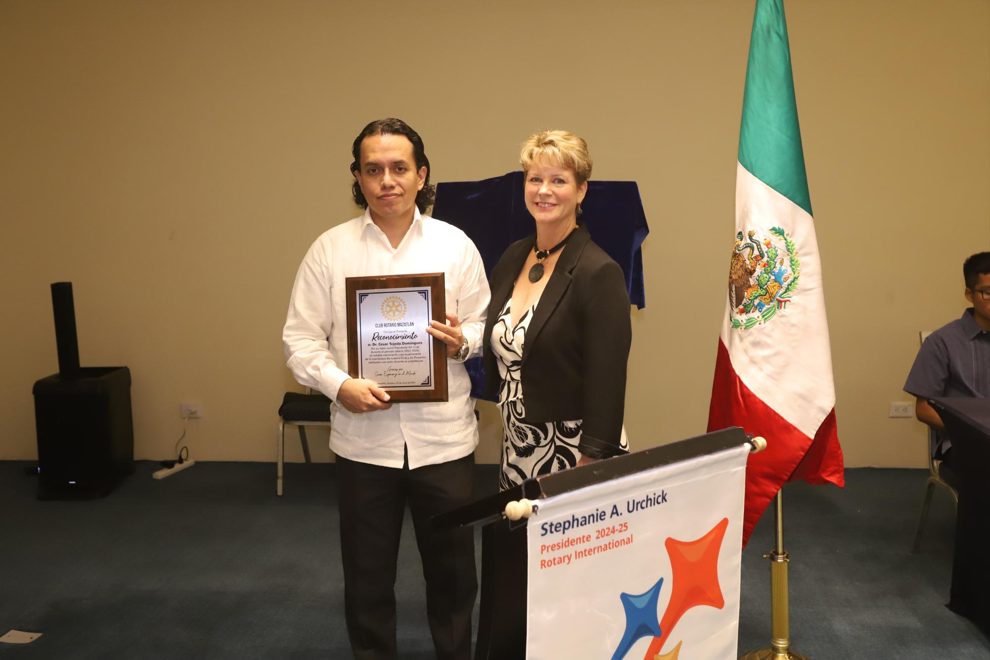 $!César Tejeda, presidente saliente, recibió un reconocimiento de manos de Courtney Frisch.