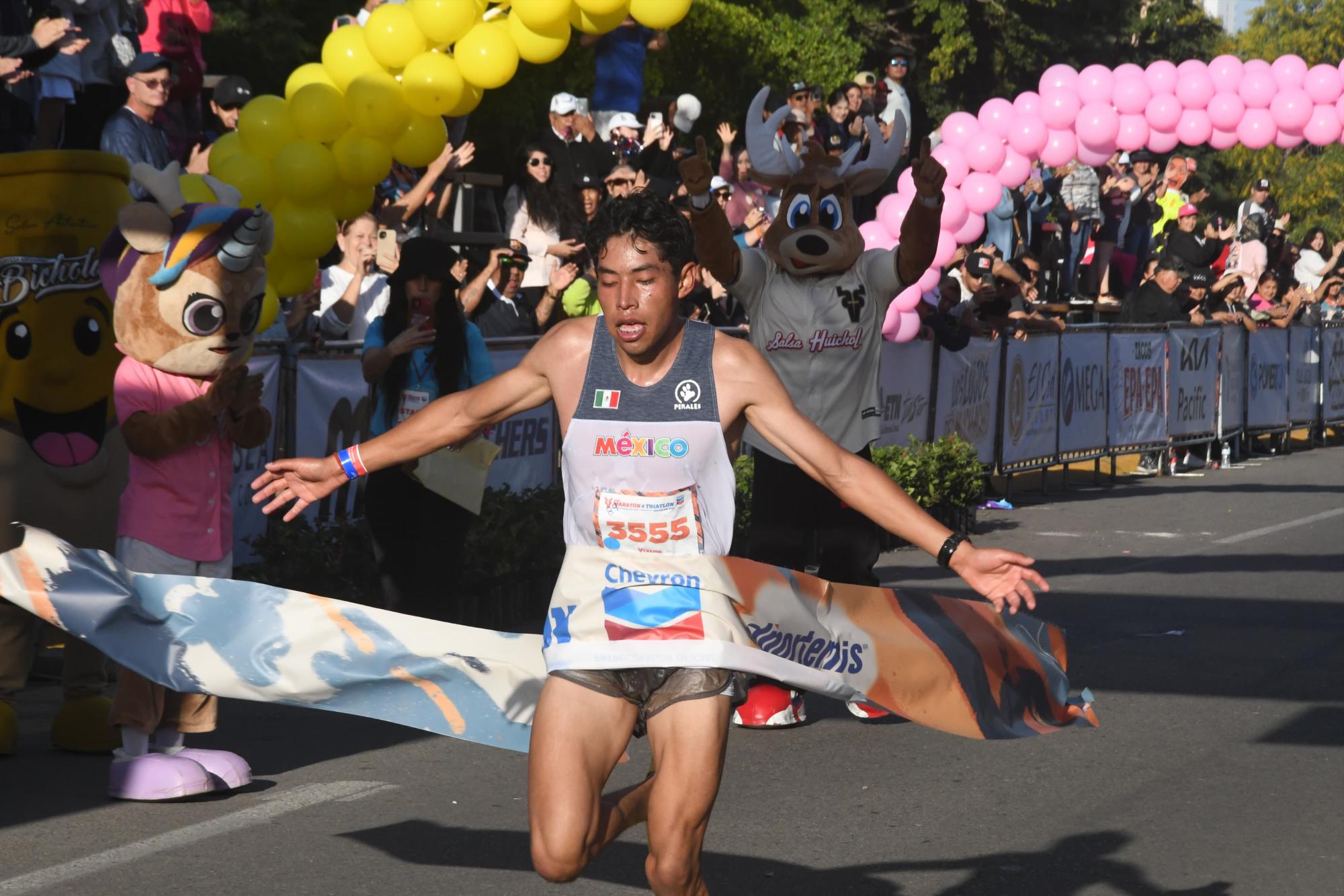 $!¡Orgullo mexiquense! Antonio Vara y Reyna Rivera dominan los 21K del Maratón Pacífico