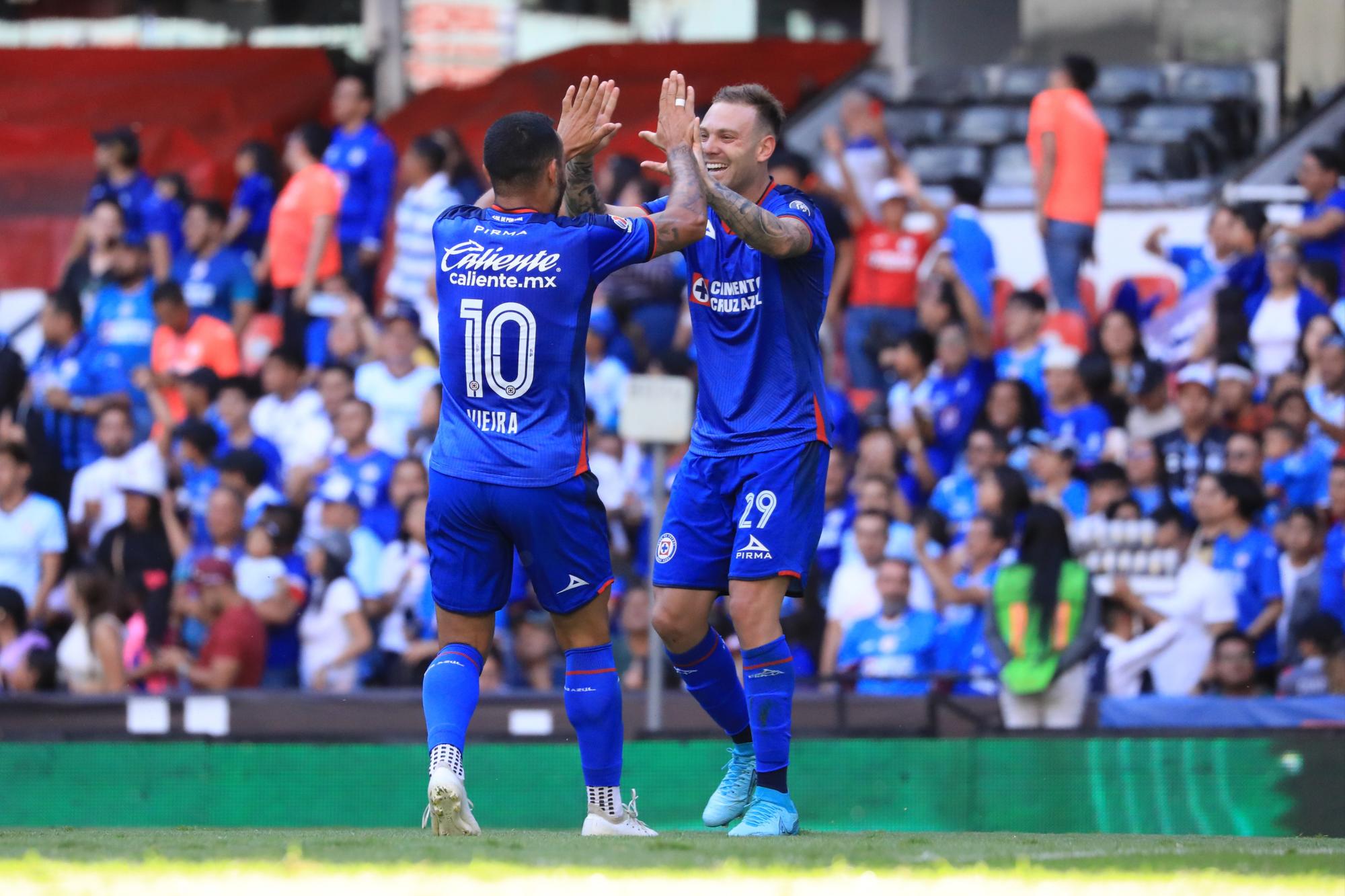 $!Querétaro humilla a Cruz Azul en el Azteca