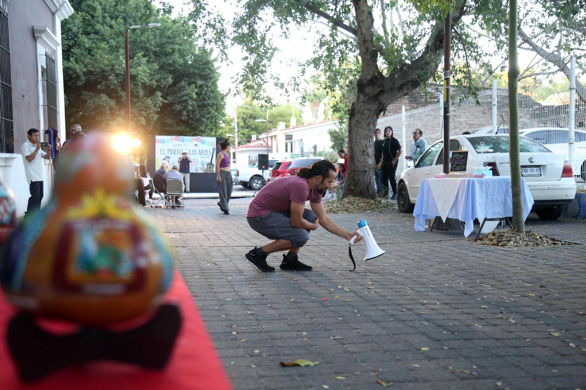 $!La obra se desarrolló entre los puestos del Paseo de las Artes.