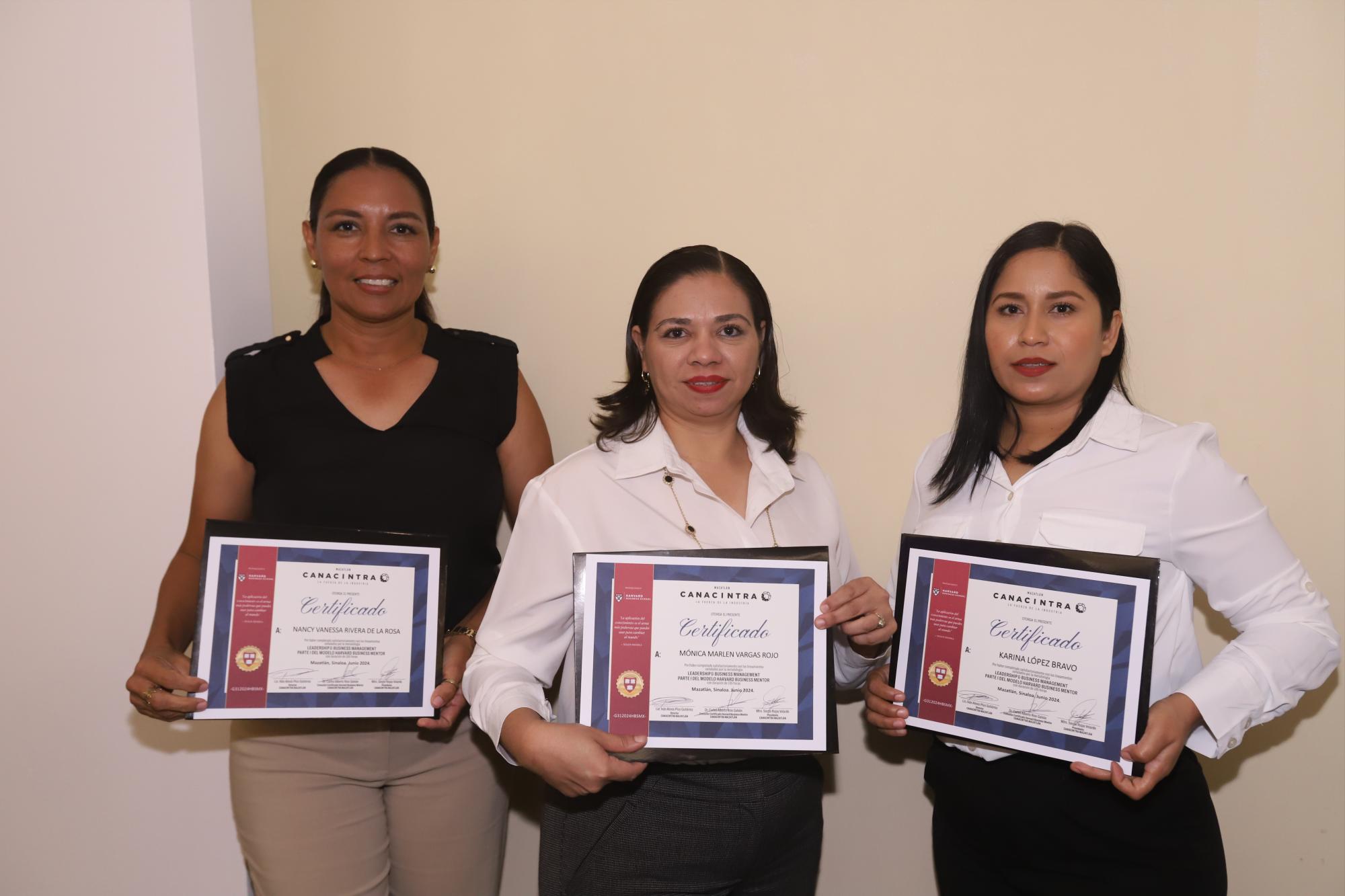 $!Nancy Vanessa Rivera, Mónica Marlen Vargas y Karina López.