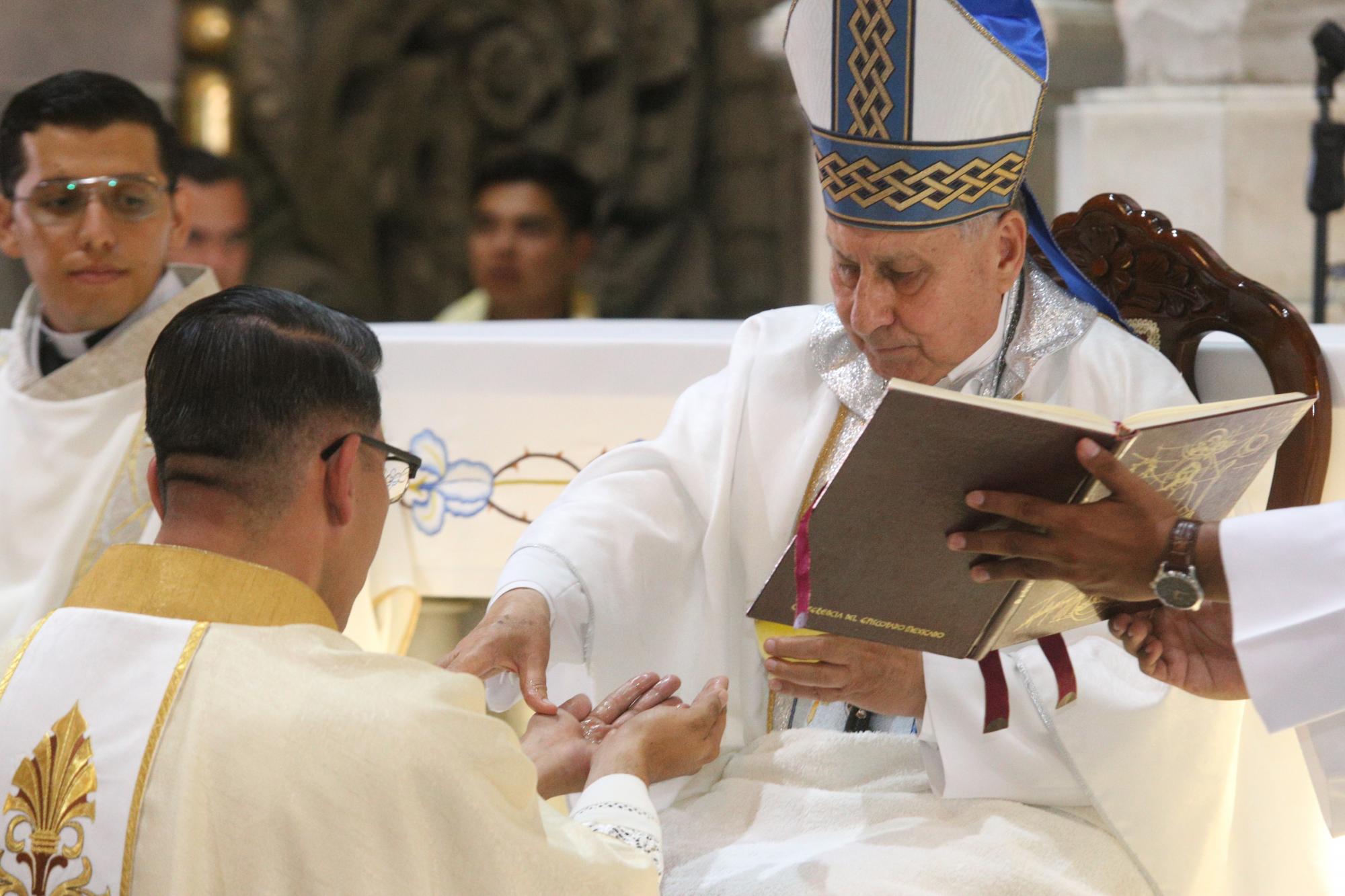 $!El Obispo Mario Espinosa Contreras al momento ungir las manos de los nuevos sacerdotes con el Santo Crisma.