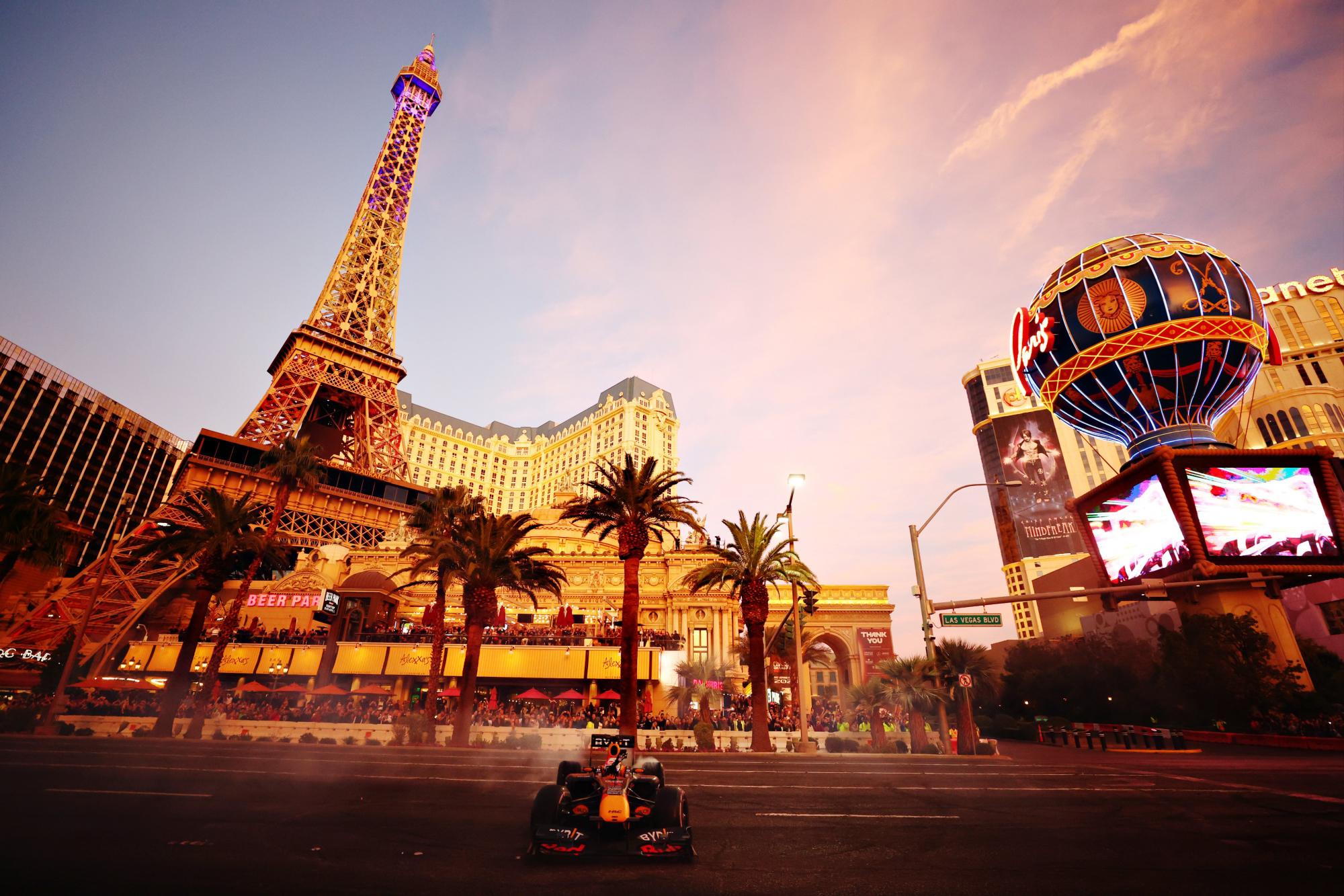 $!VIDEO: Checo Pérez ofrece show en las calles de Las Vegas con su monoplaza de F1