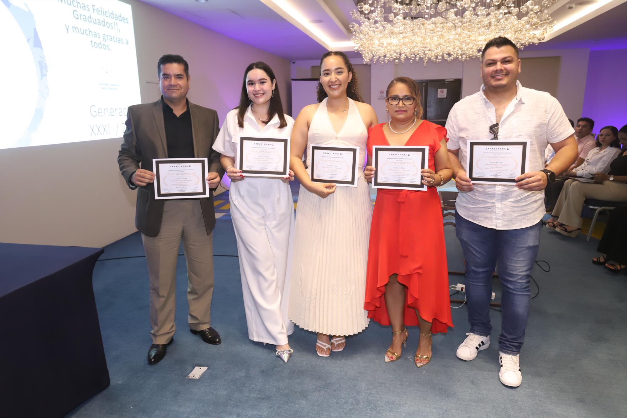 $!Alberto Hernández, Marisol Ayala, María Fernanda Herrera, Mary Carmen Mendoza y Juan Rubio, recibieron un diploma especial al presentar el mejor proyecto del diplomado con Recuperación y limpieza de carnes blancas.