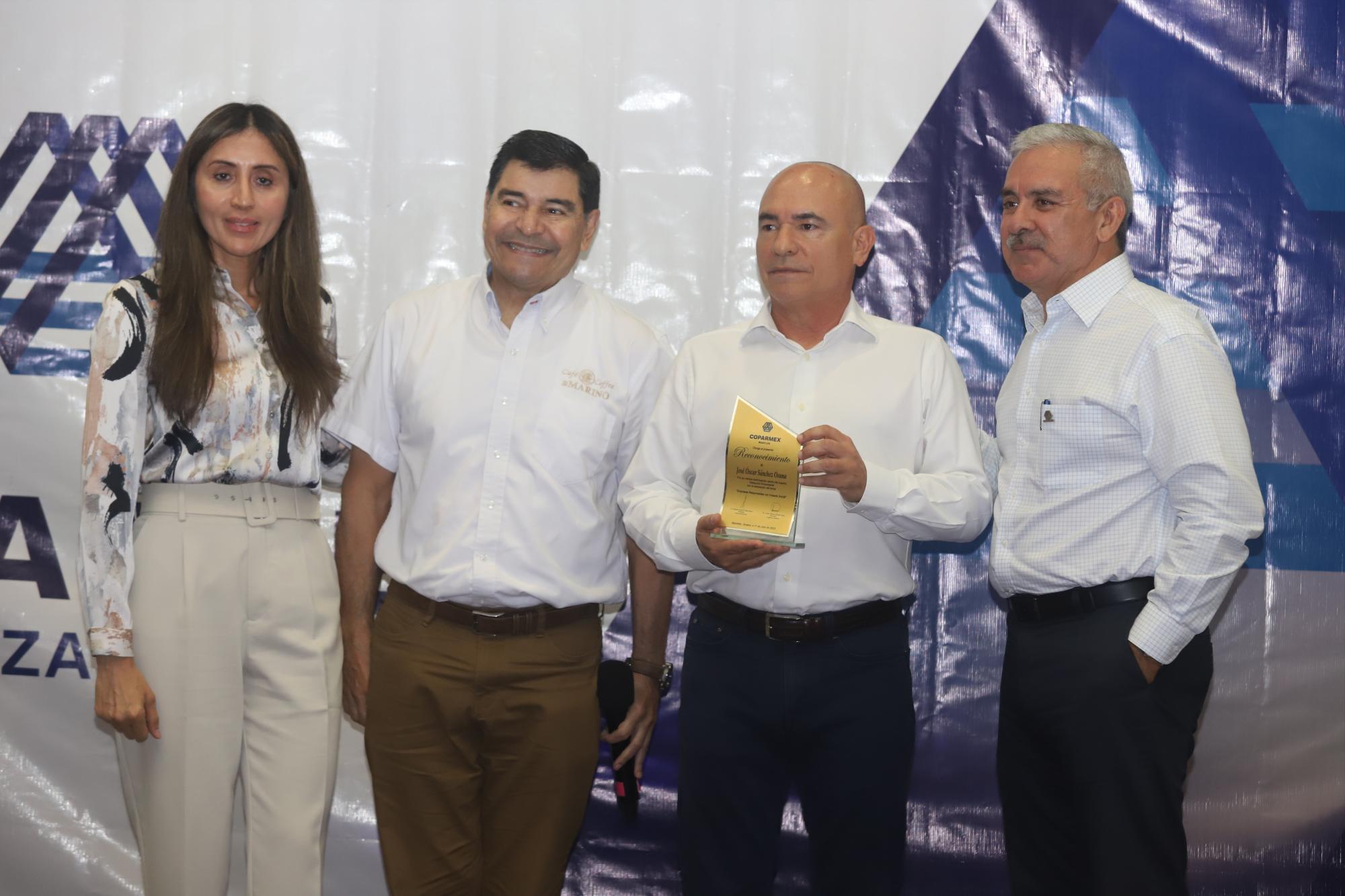 $!Yudith Verónica Estrada, Javier Lizárraga Mercado y Fernando Valdez, hicieron entrega de un reconocimiento al expositor.