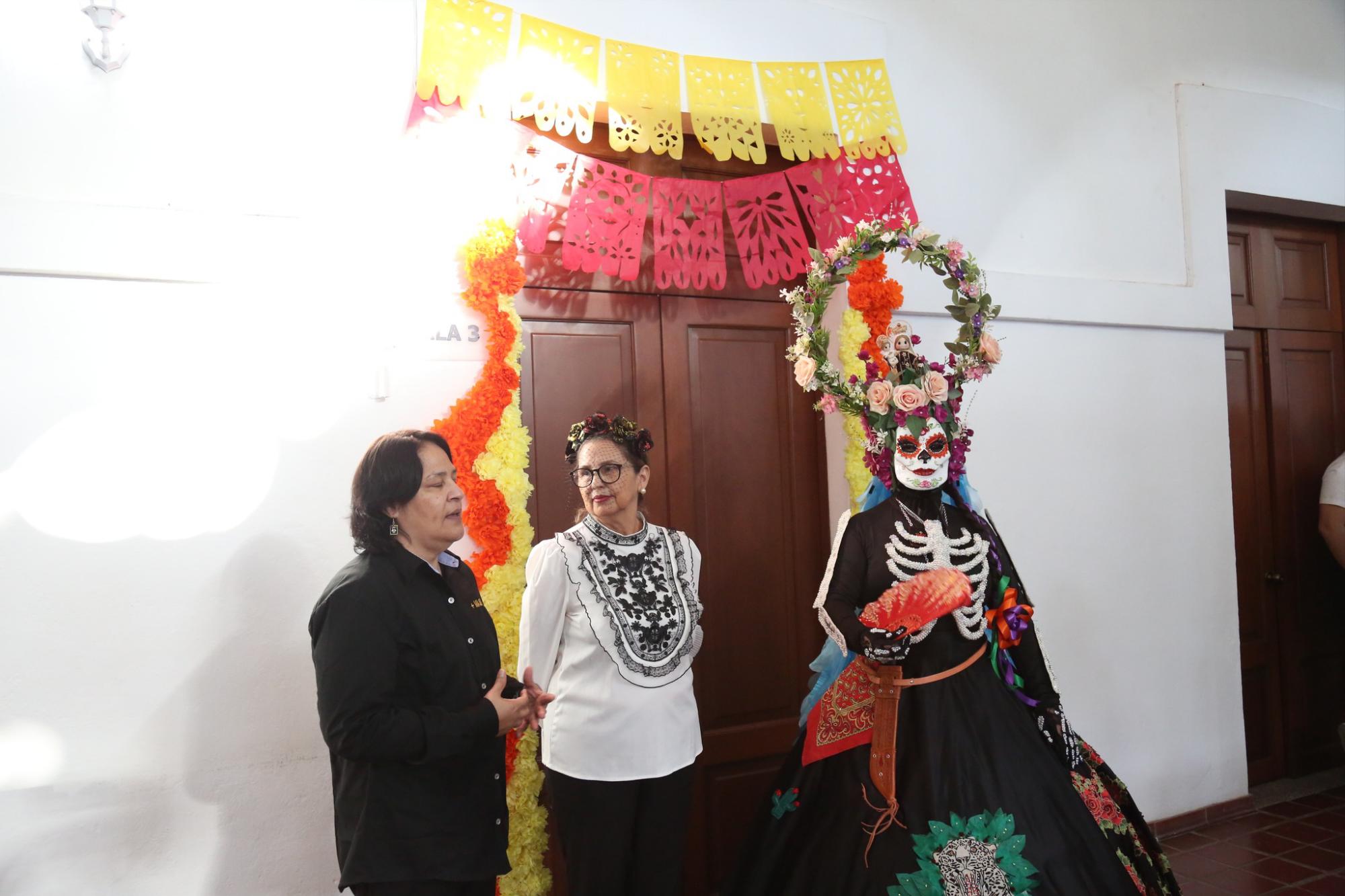 $!Inna Teresa Álvarez, jefa del Masin; Angelina Zamudio, del colectivo Bordamos de corazón, y La Catrina, dieron la bienvenida.