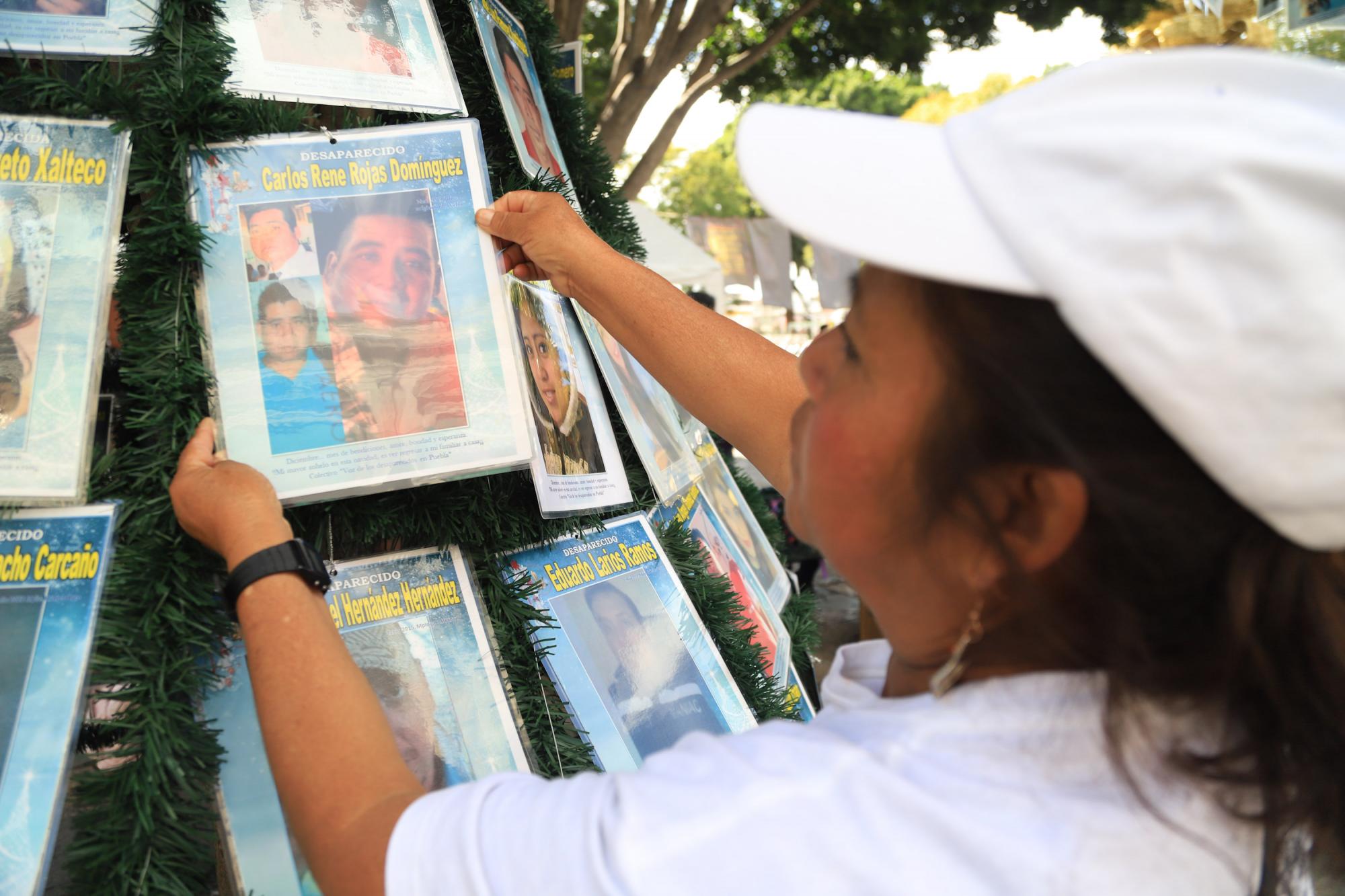 $!En 2021 fueron retiradas del Árbol de la Esperanza en Puebla las fotografías de personas desaparecidas por órdenes del ayuntamiento, durante el periodo de Eduardo Rivera Pérez.