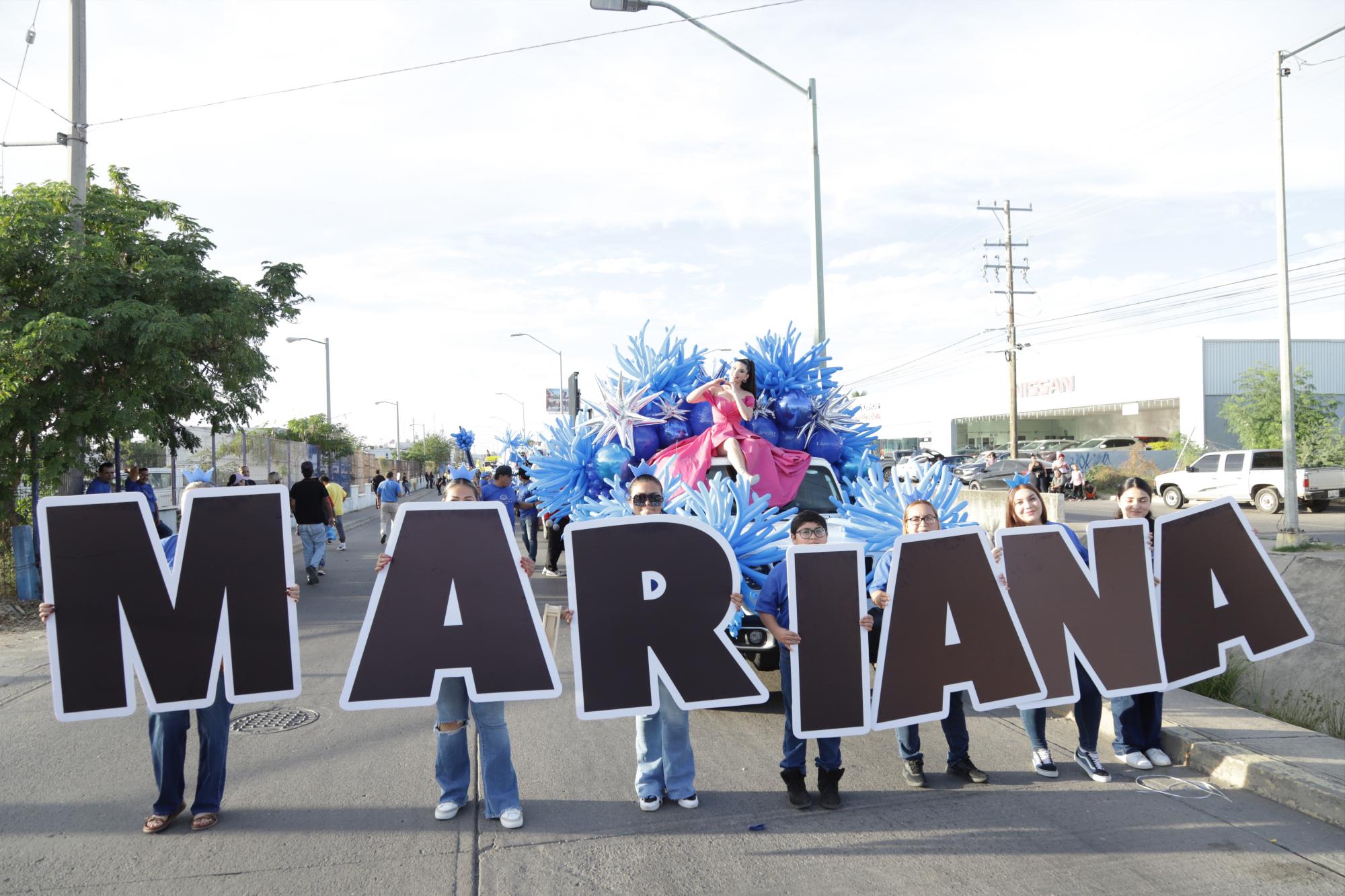 $!Mariana Valverde junto a su porra.