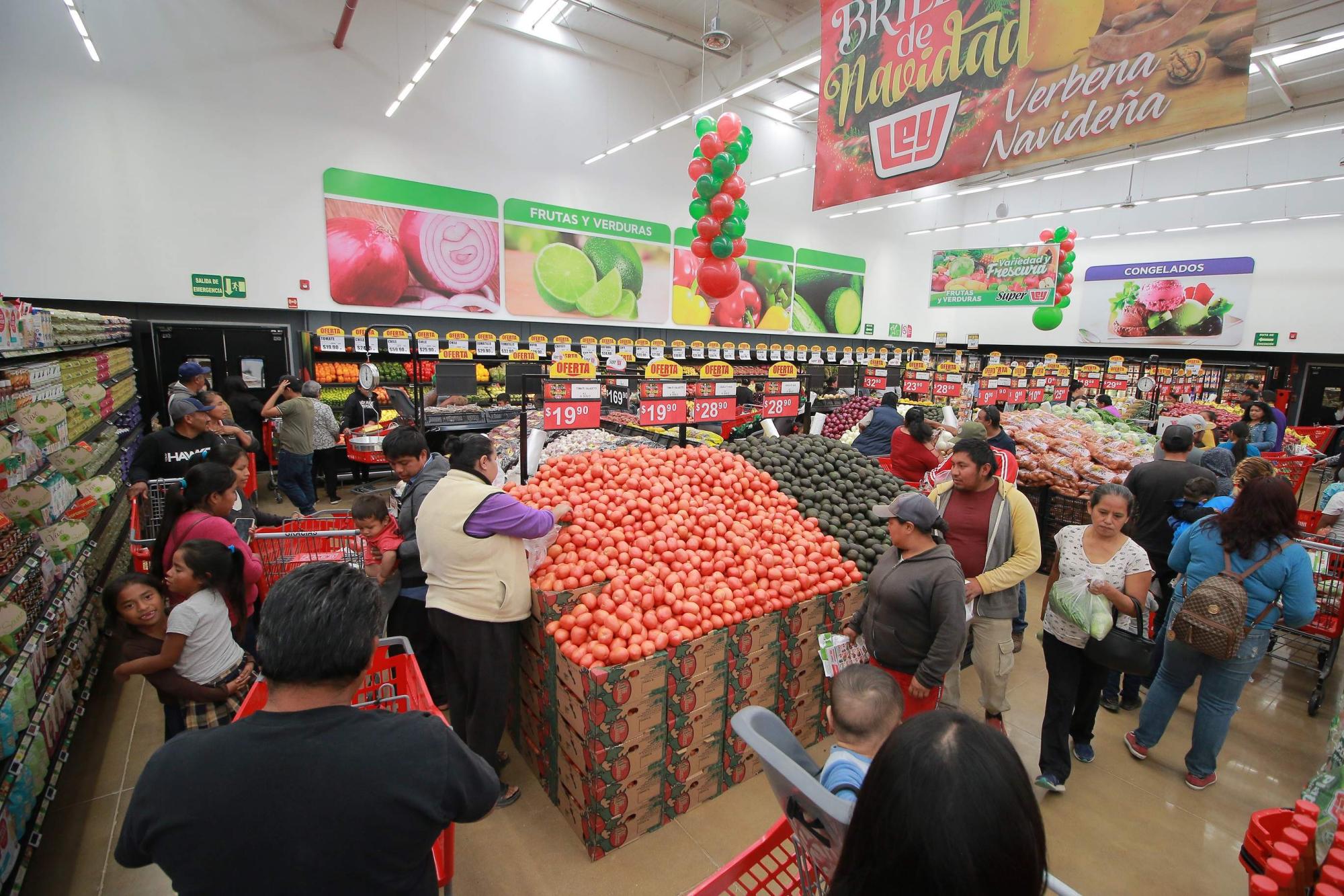 $!Vecinos del lugar se dieron cita para conocer la nueva tienda Super Ley San Quintín.