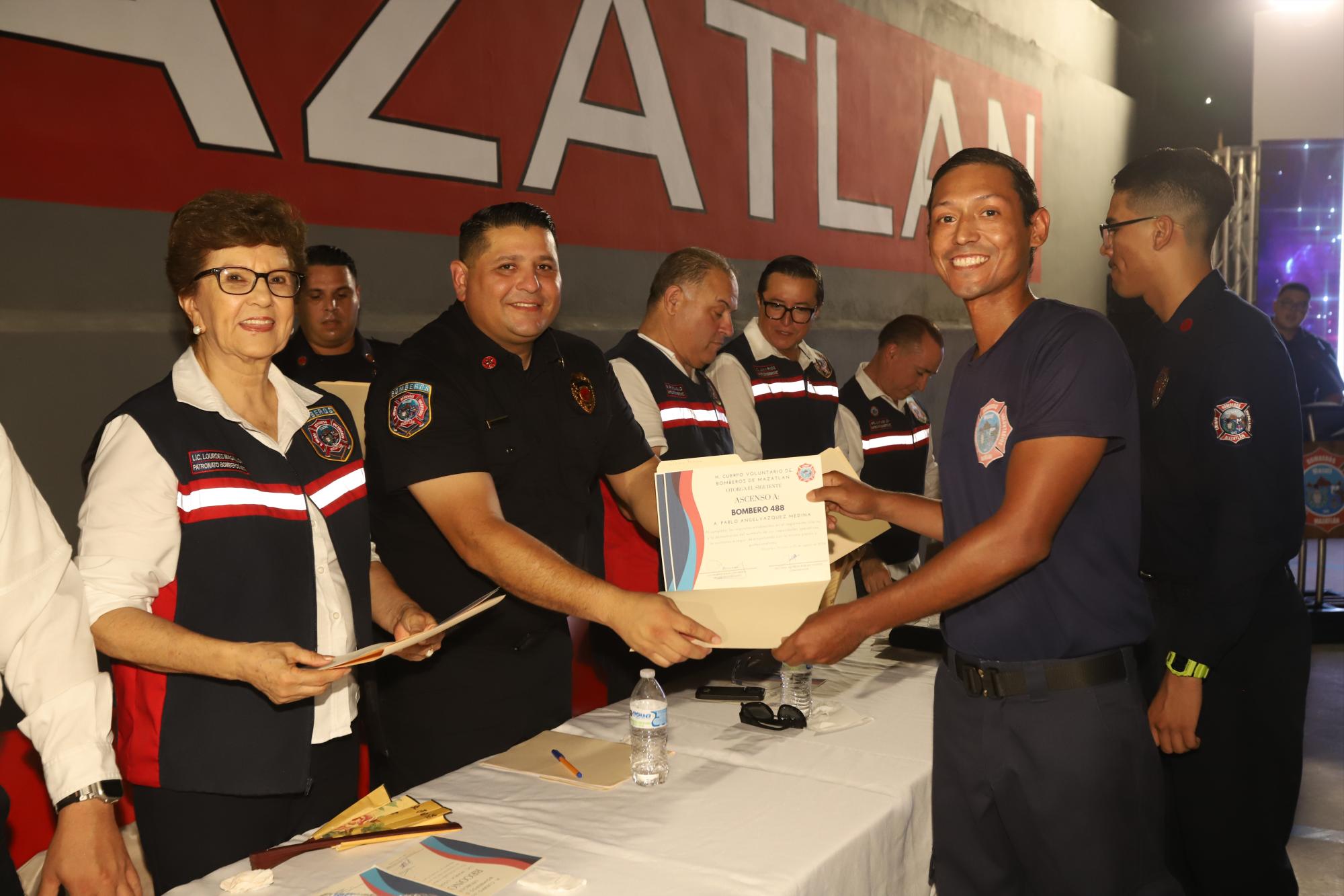 $!Pablo Ángel Vázquez recibe su ascenso a Bombero de manos de Saúl Robles.