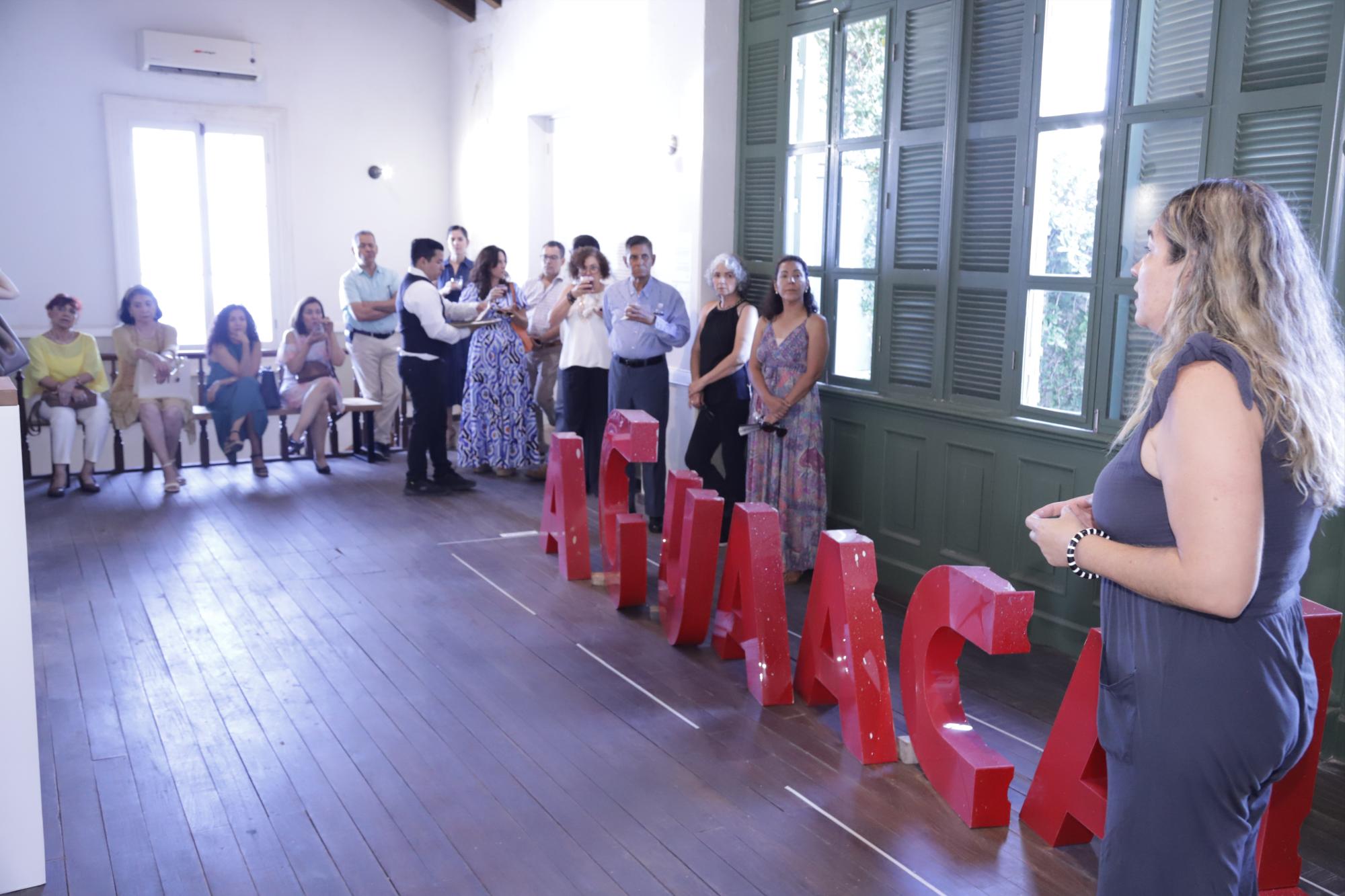 $!Sarahí Tirado, coordinadora de la Trópico Galería Región Trópico, explicó un poco de la exposición que se encuentra en la galería.