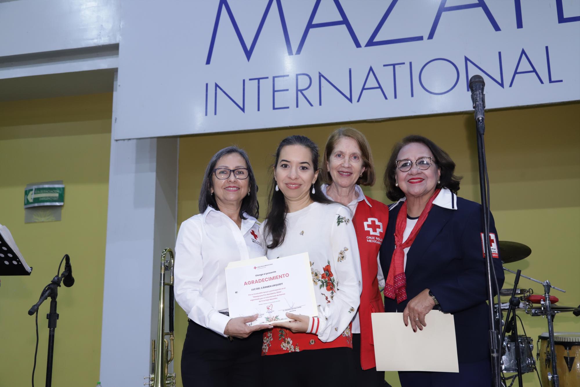 $!Luz del Carmen Urquidy recibió un reconocimiento por el apoyo brindado al Comité de Damas que organizó el desayuno.