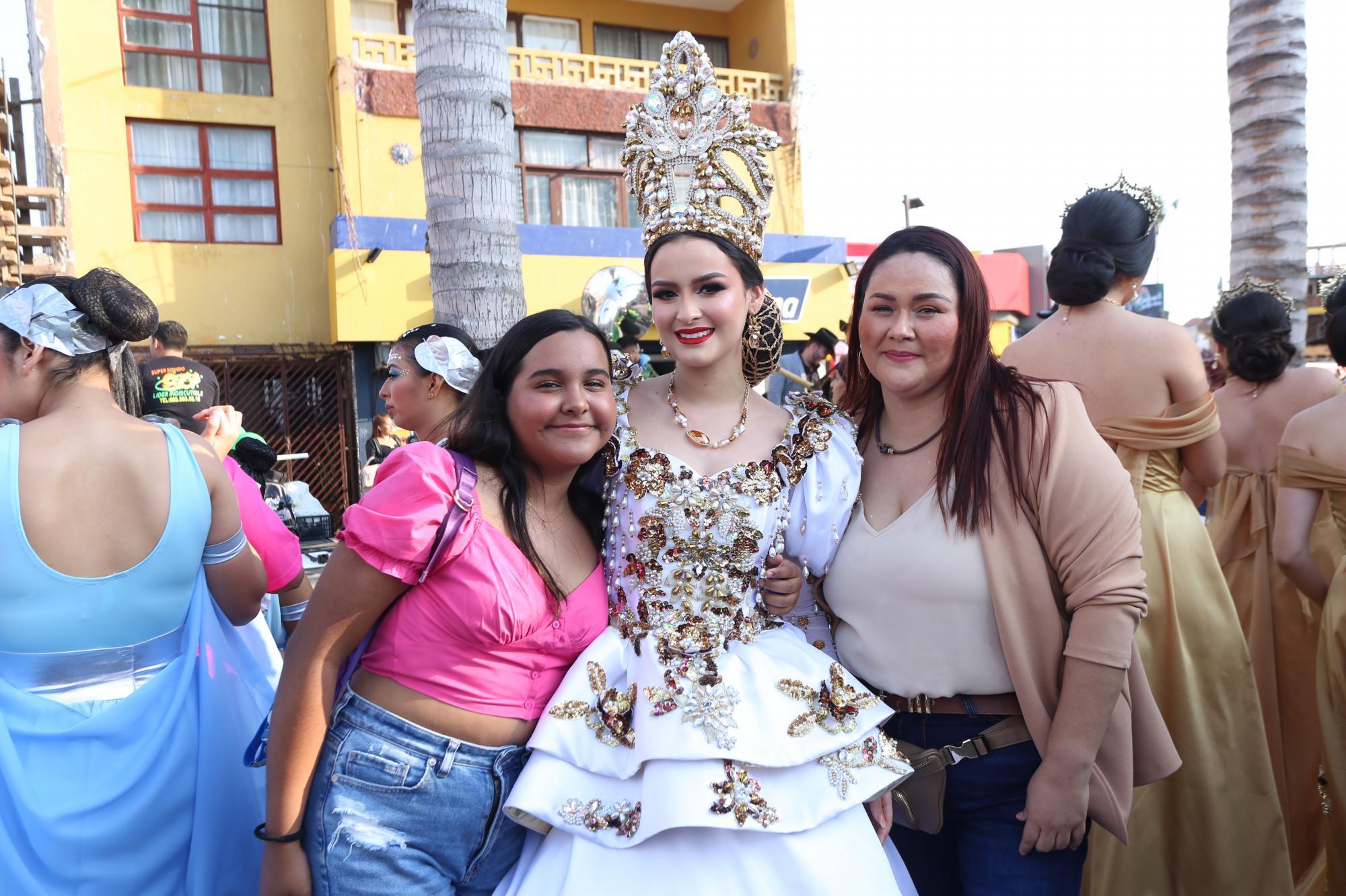 $!Uma I, Reina de los Juegos Florales del Carnaval 2023, entre su prima Linet Zataráin y su mamá Mariana Zataráin.