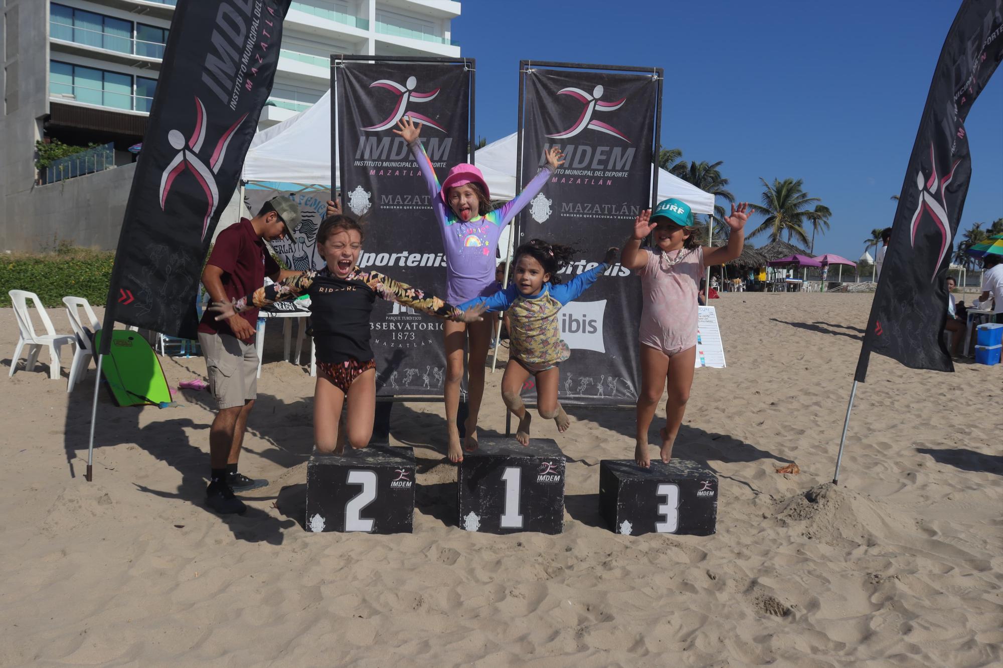 $!Las reinas del mar se apoderan del surfing en Mazatlán