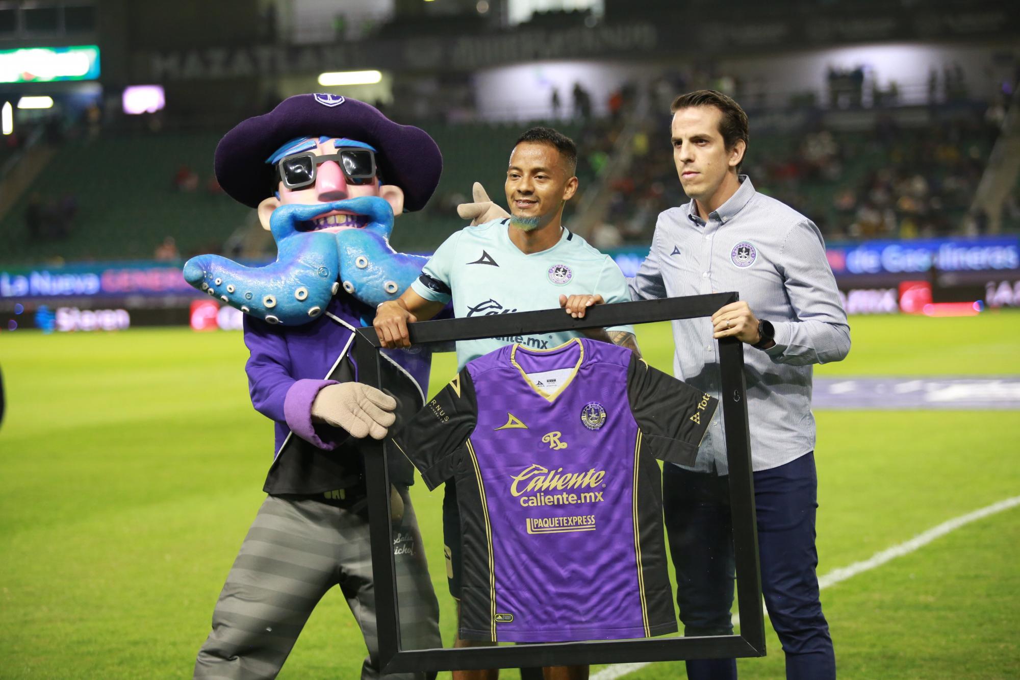 $!Jefferson Intriago recibe reconocimiento por sus 100 partidos jugados con el Mazatlán FC.