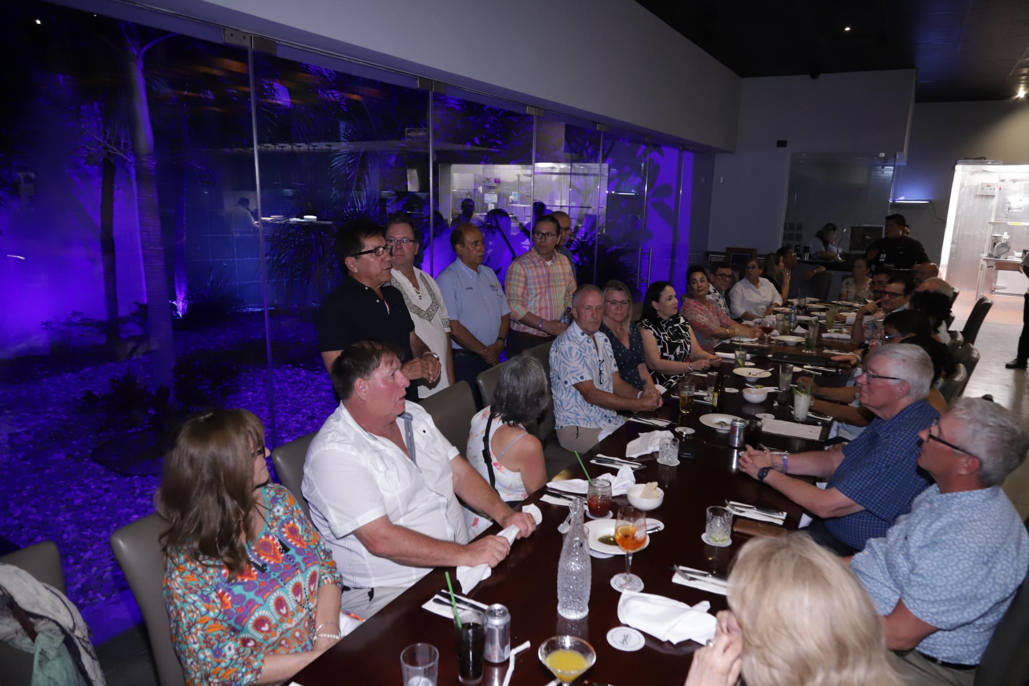 $!José de Jesús Sánchez, presidente del Proyectos Rotarios Compartidos, agradece a los rotarios canadienses el apoyo.