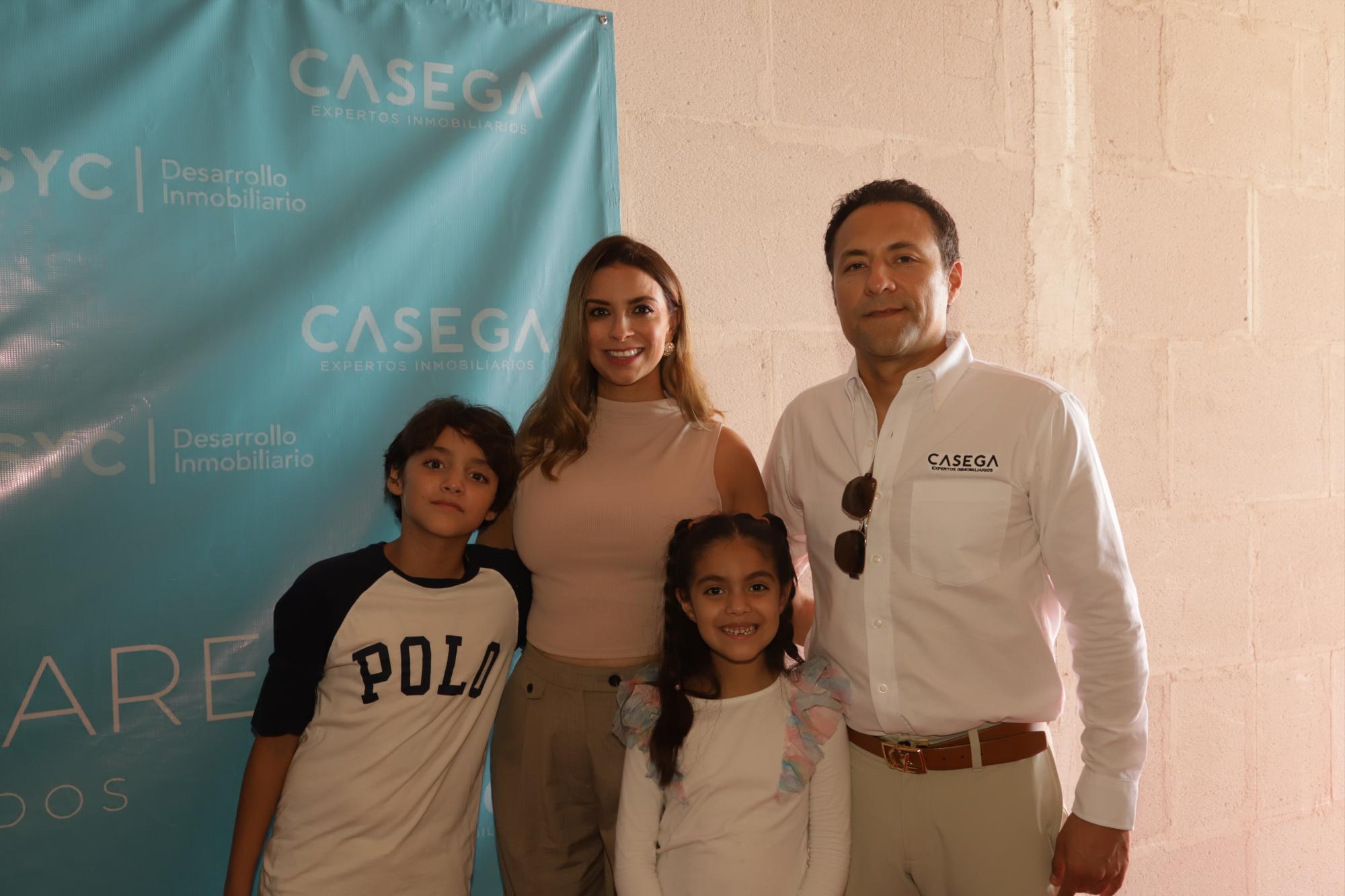 $!Gaddiel Hernández junto a su esposa Daniela Rosete y sus hijos, Emiliano y Ana Paula.