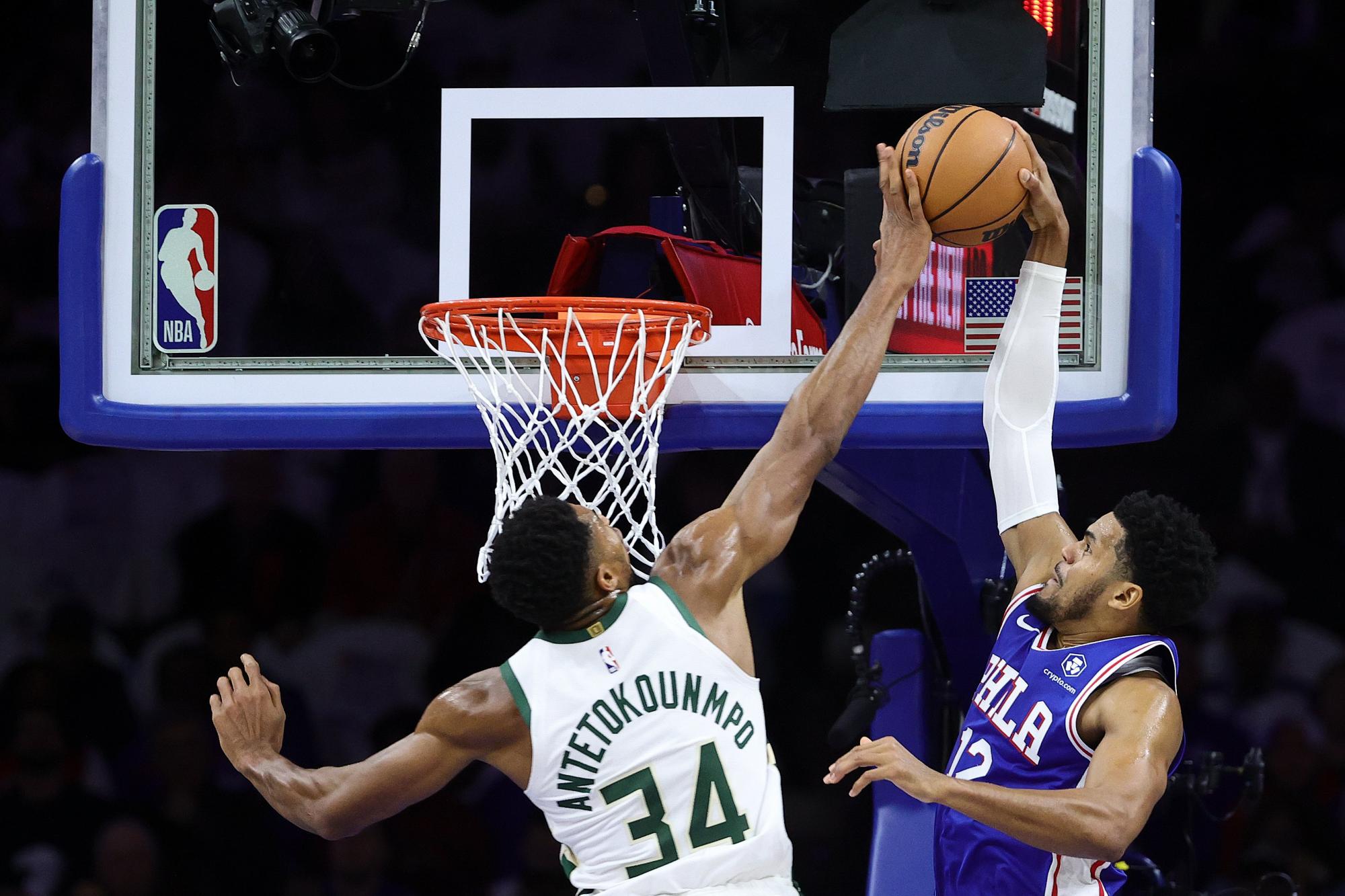 $!Los Bucks ganan en su presentación ante los 76ers en Philadelphia