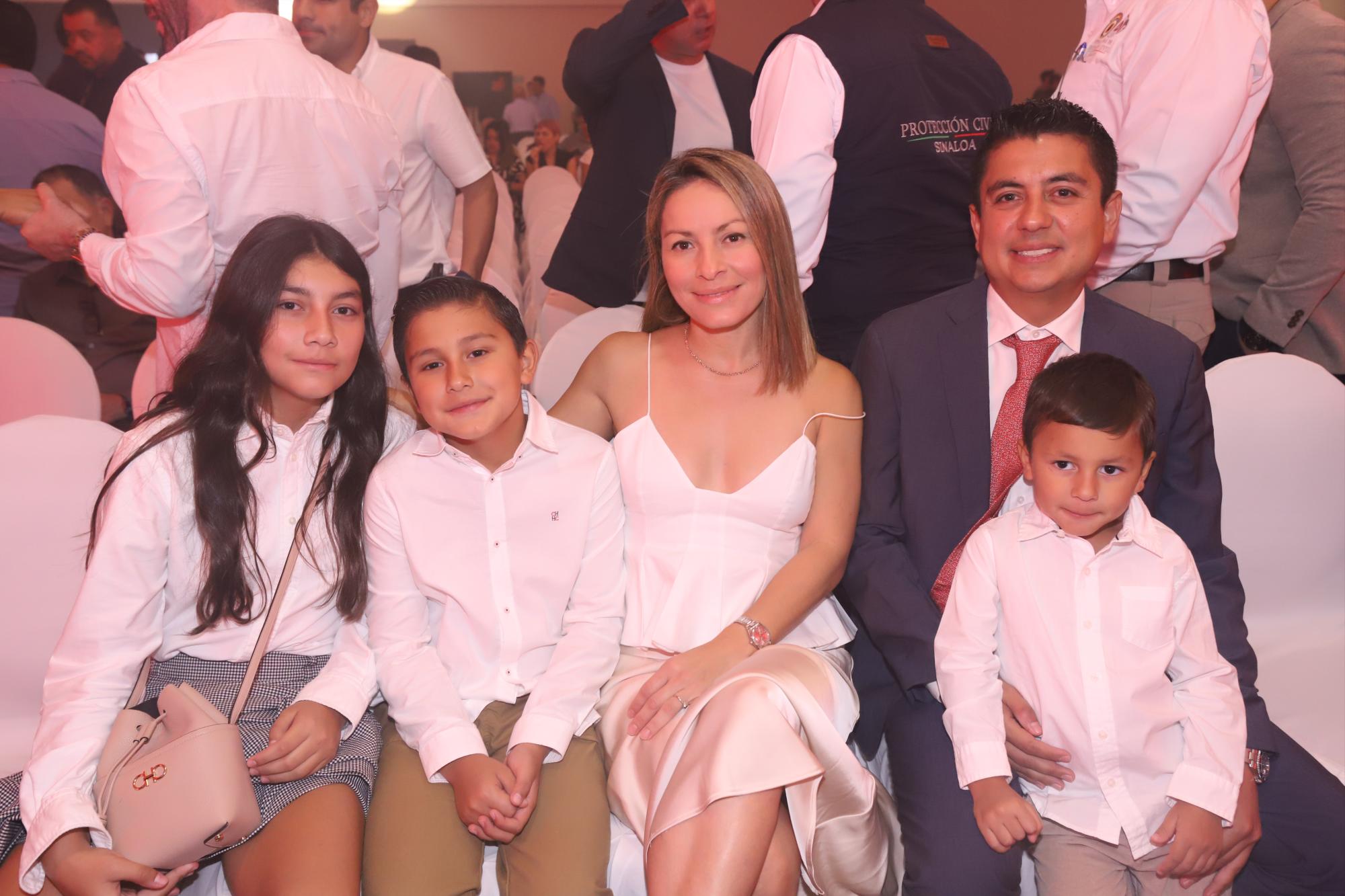 $!Linda Jiménez y Jorge Lizárraga con sus hijos, Valeria, Jorge Pablo y Máximo.