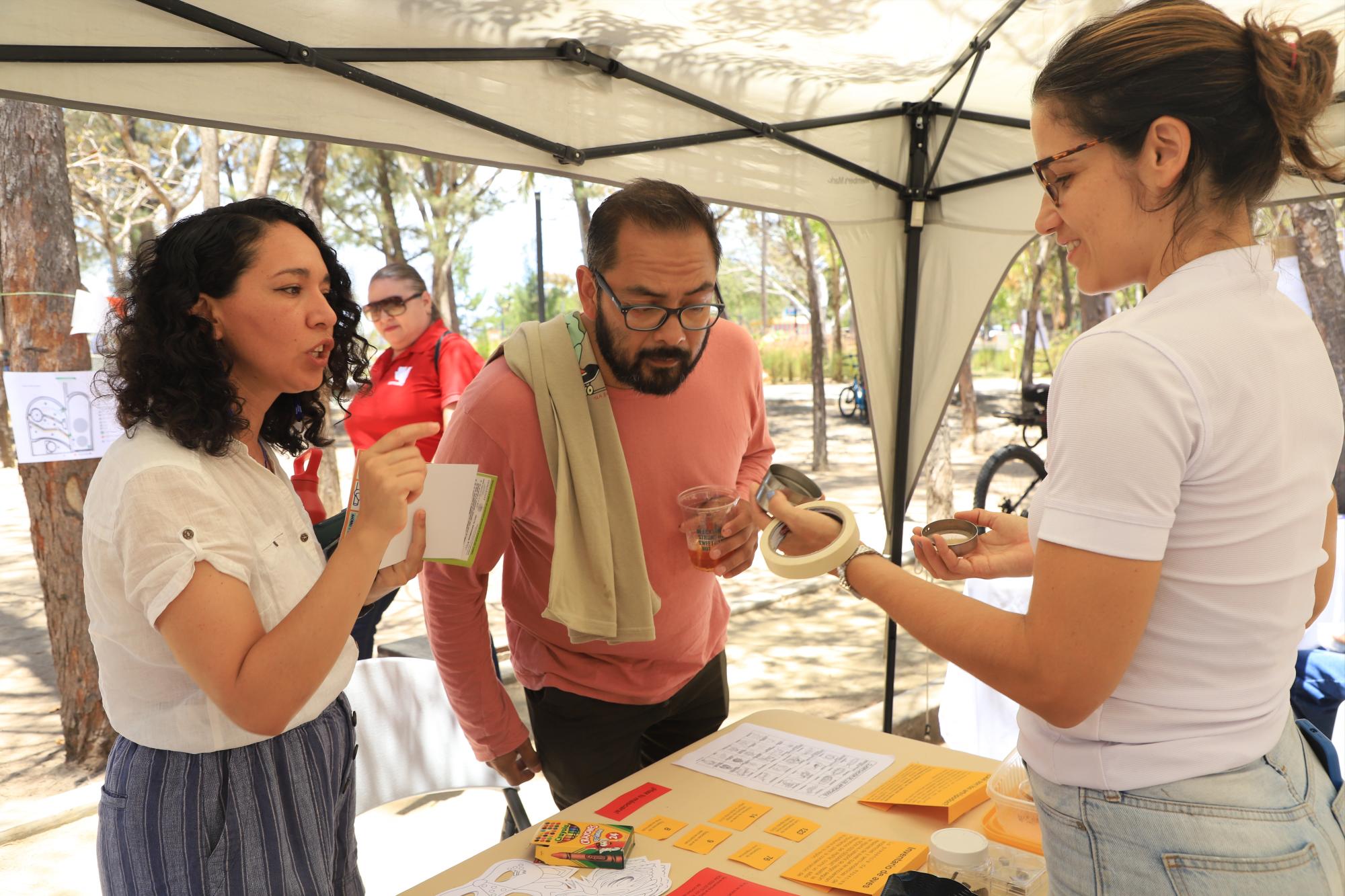 $!Verónica Rico explica sobre la labor de la Fundación El Faro a Montserrat Cortez y Érick Navarro.