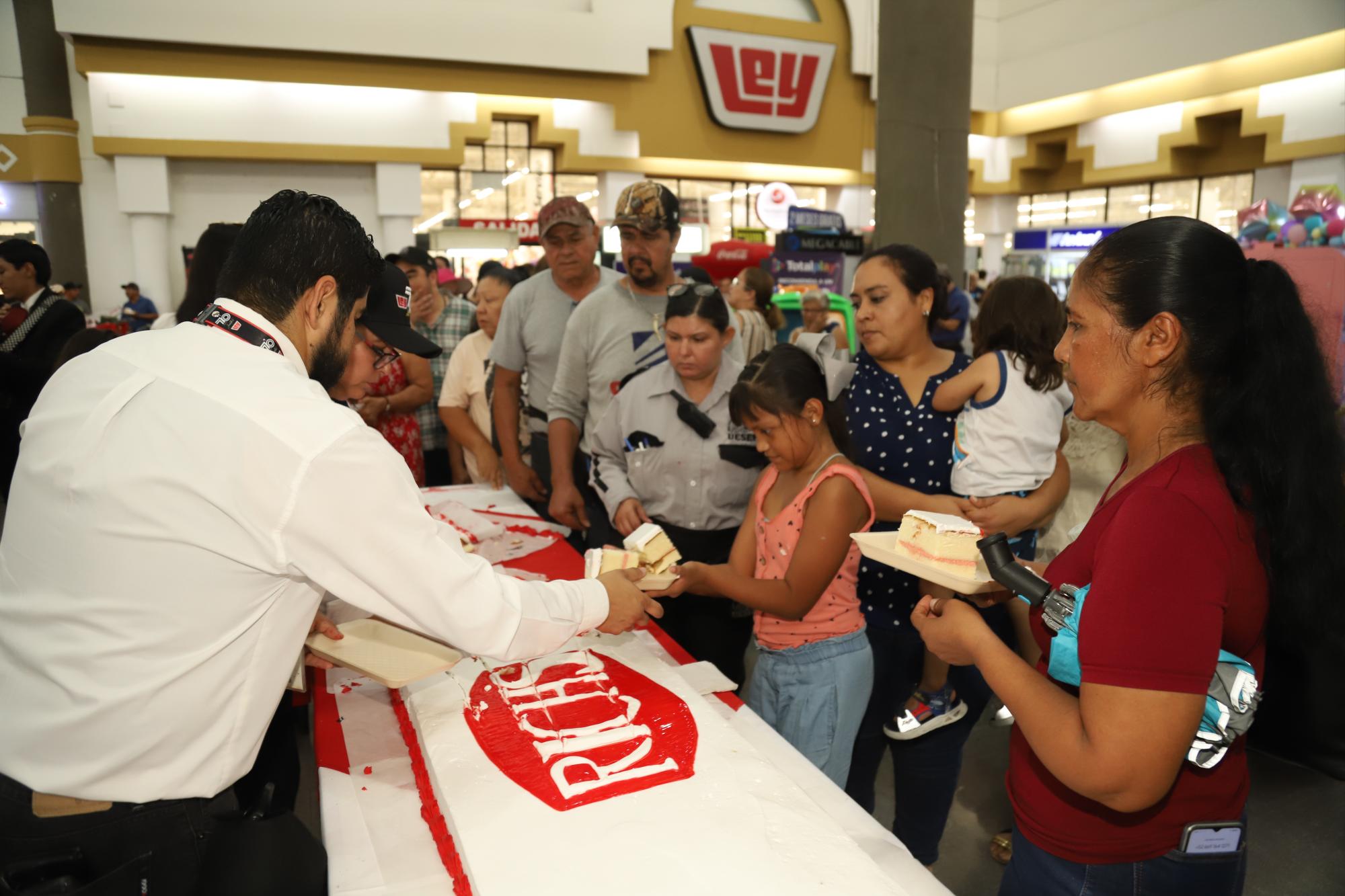 $!Los clientes recibieron una rebana de pastel.