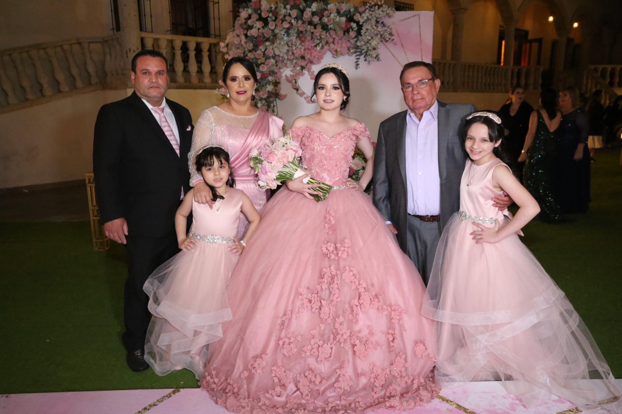 $!La quinceañera con su familia.