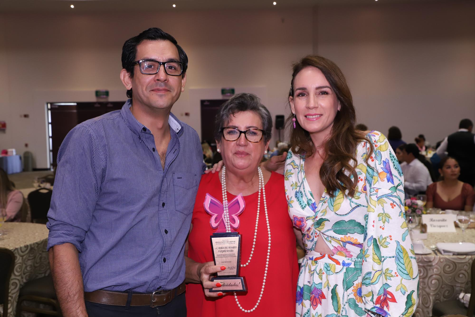 $!David Pablos, María del Rosario Vázquez y Cecilia María Pablos.