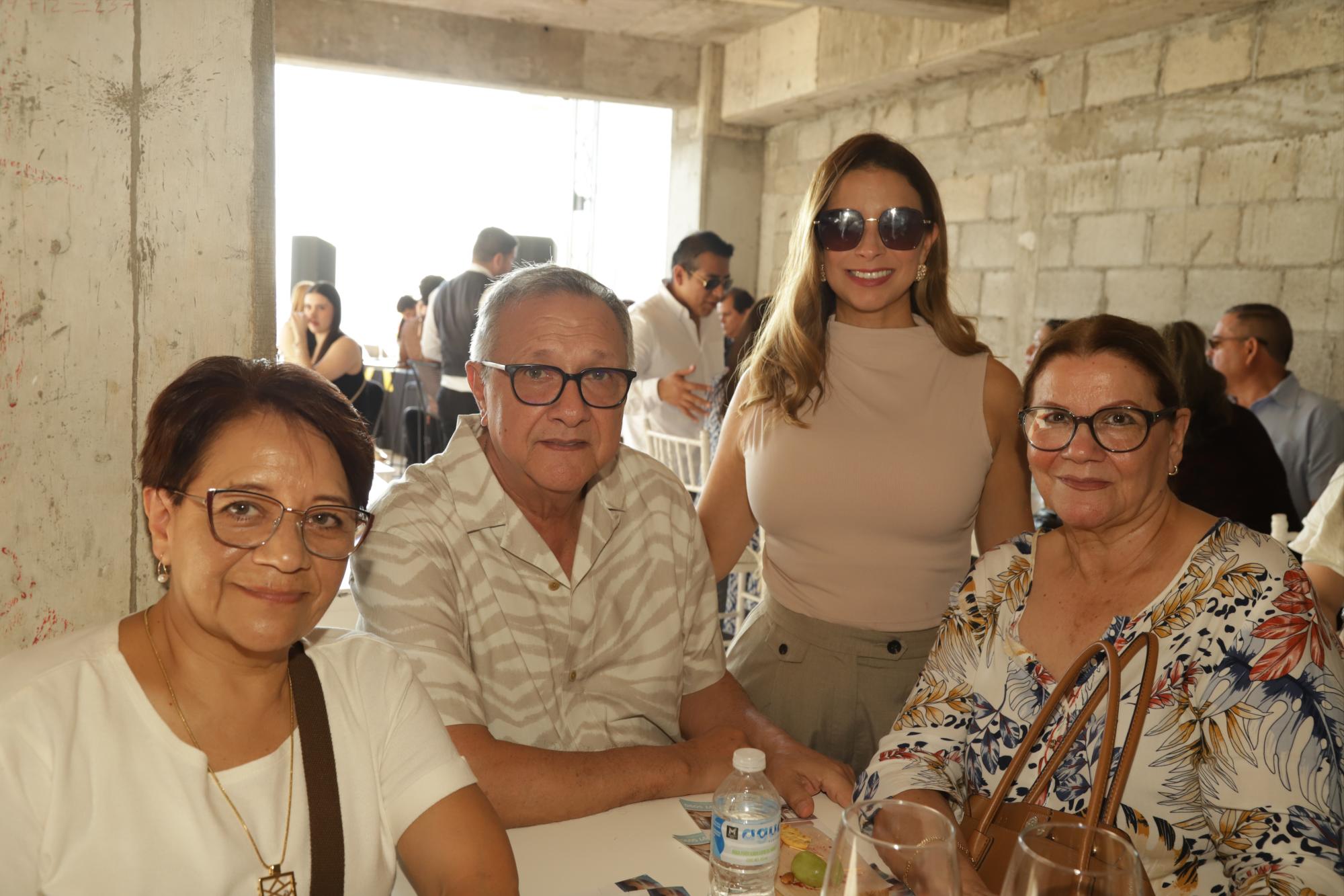 $!Guadalupe Cerón, Ernesto Rosete, Daniela Rosete y Luly de Rosete.