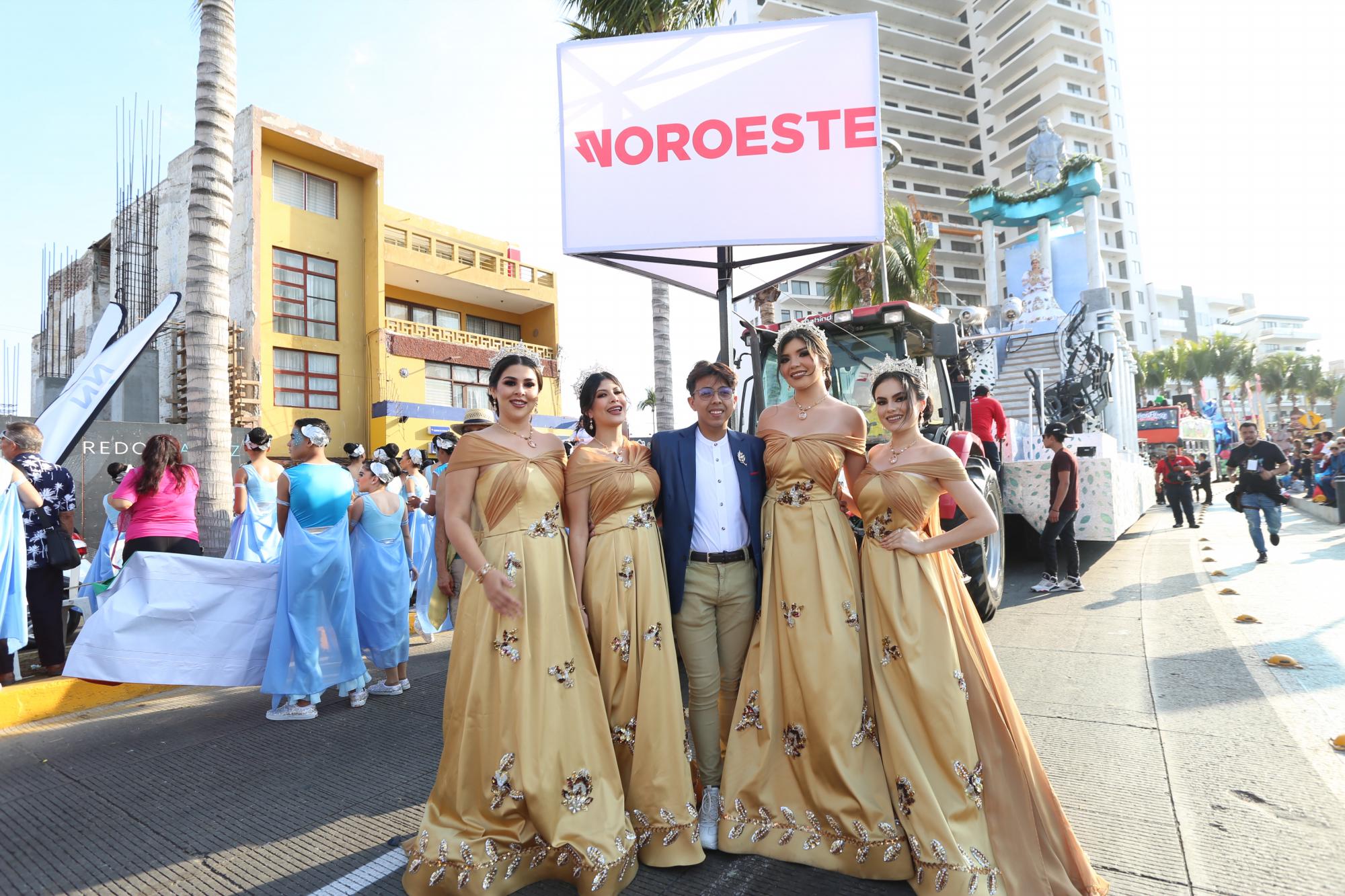 $!Édgar Mohe, el diseñador del vestido real de la Reina del Carnaval Mazatlán 2023, entre las Princesas Reales, Valeria, América, Carolina y Nadia.