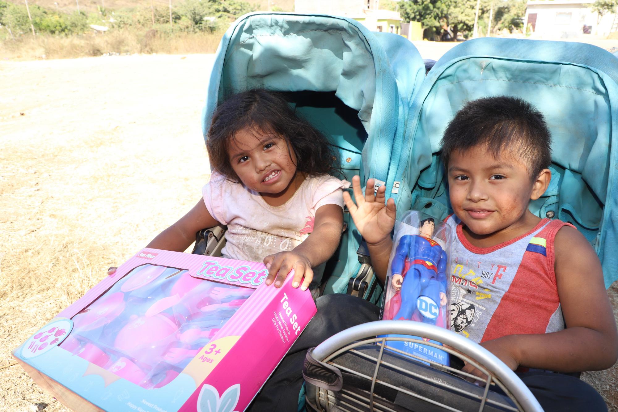 $!Los hermanos Ruth Abigaíl y Vicente Paulino Sánchez con su regalos de Reyes.