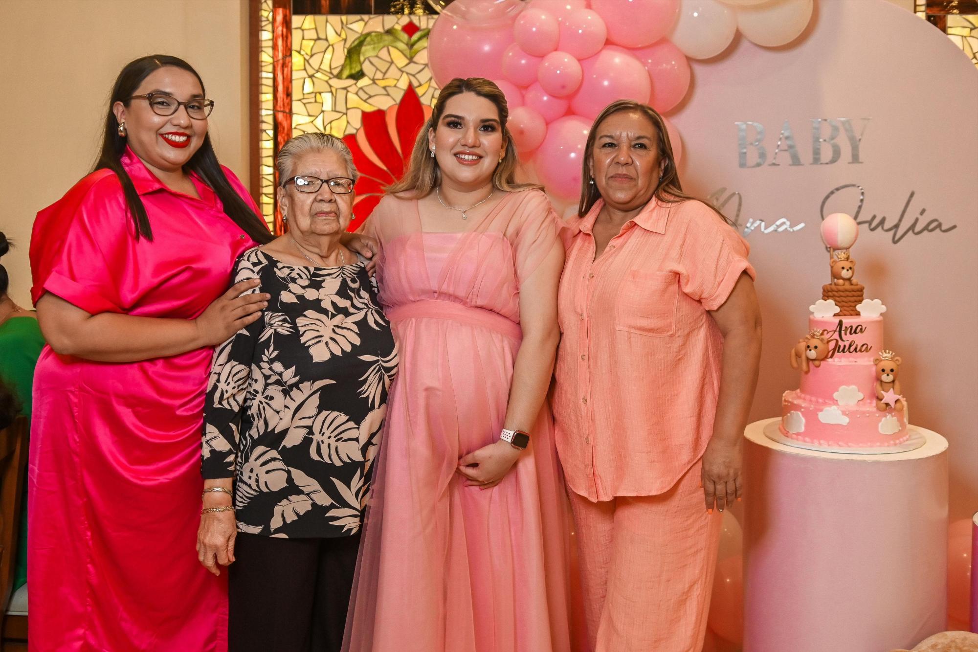 $!María José entre las organizadoras de su baby shower, su hermana Andrea Hernández Canizález; su abuelita Alicia Bernal Matus y su mamá Rosa Canizález Bernal.