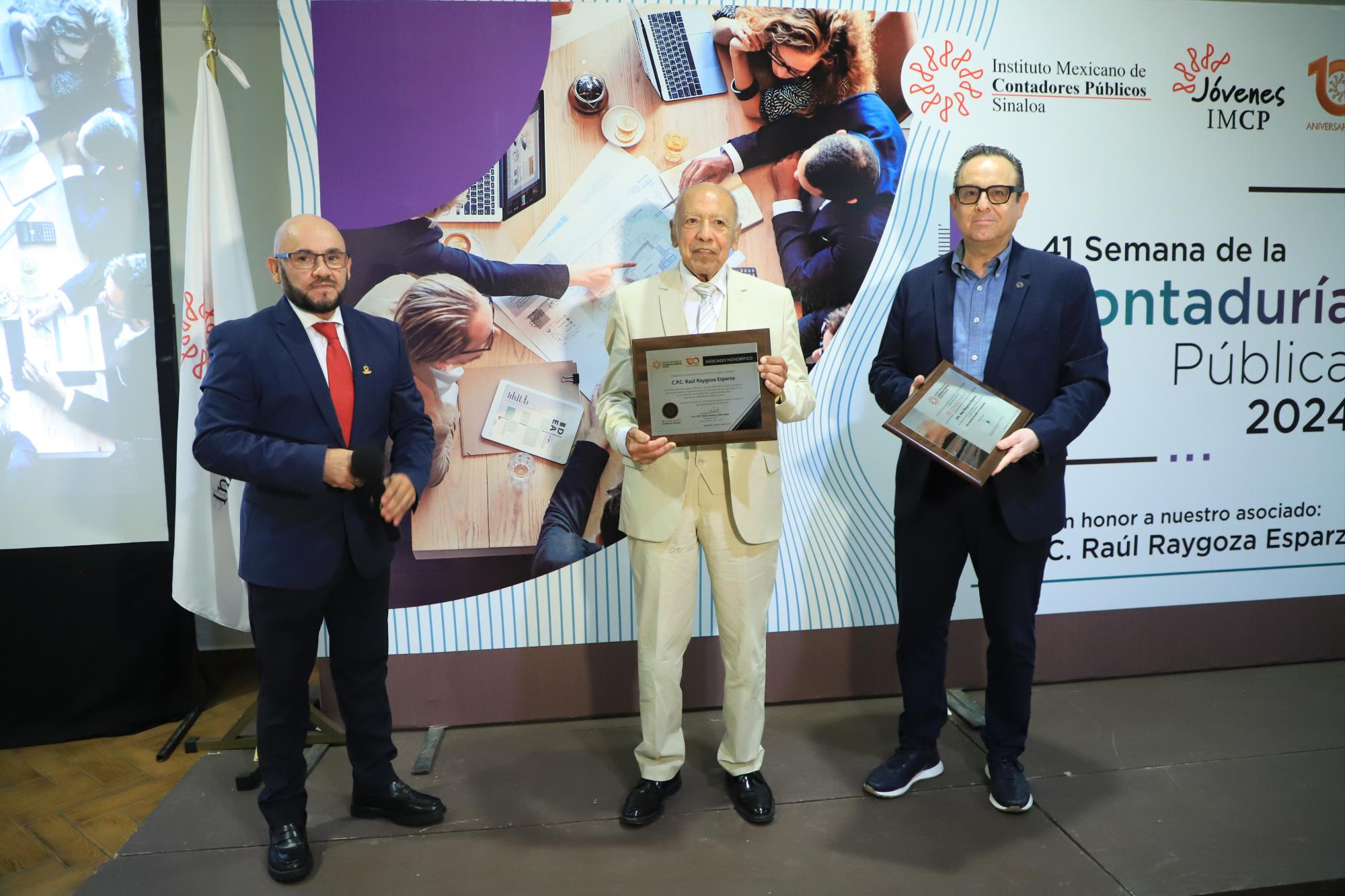 $!Pedro Uzeta y Raymundo Velarde, presidente del Instituto Mexicano de Contadores Públicos de Sinaloa y presidente del IMCP región Noroeste, respectivamente hacen entrega de la distinción al homenajeado.