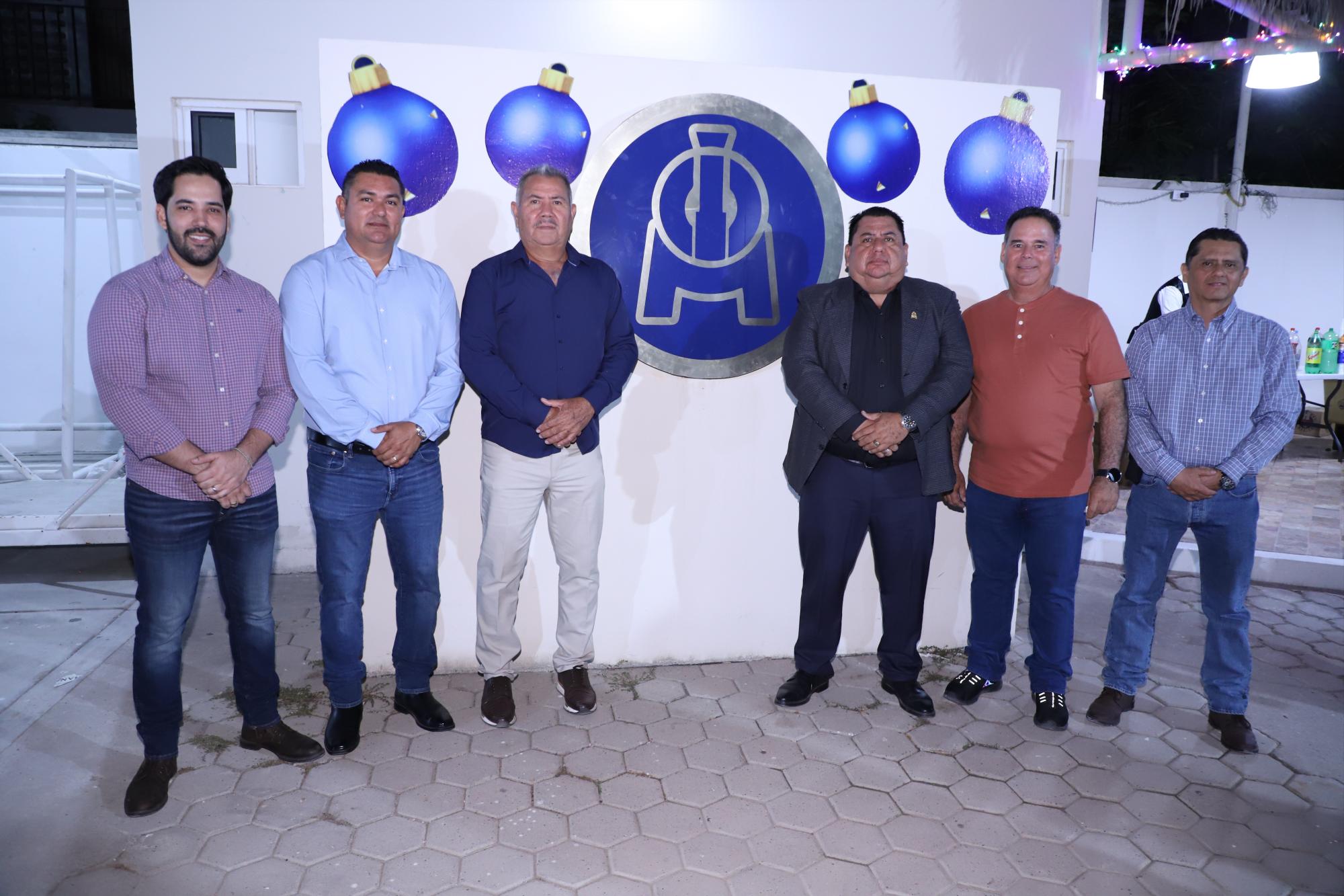 $!Luis Alberto Bernal, Fabián Canizales, José María Velarde, Juan Andrés Barrón, Omar Gastélum y Carlos Miranda, del Comité directivo del Colegio de Ingenieros Civiles de Mazatlán.