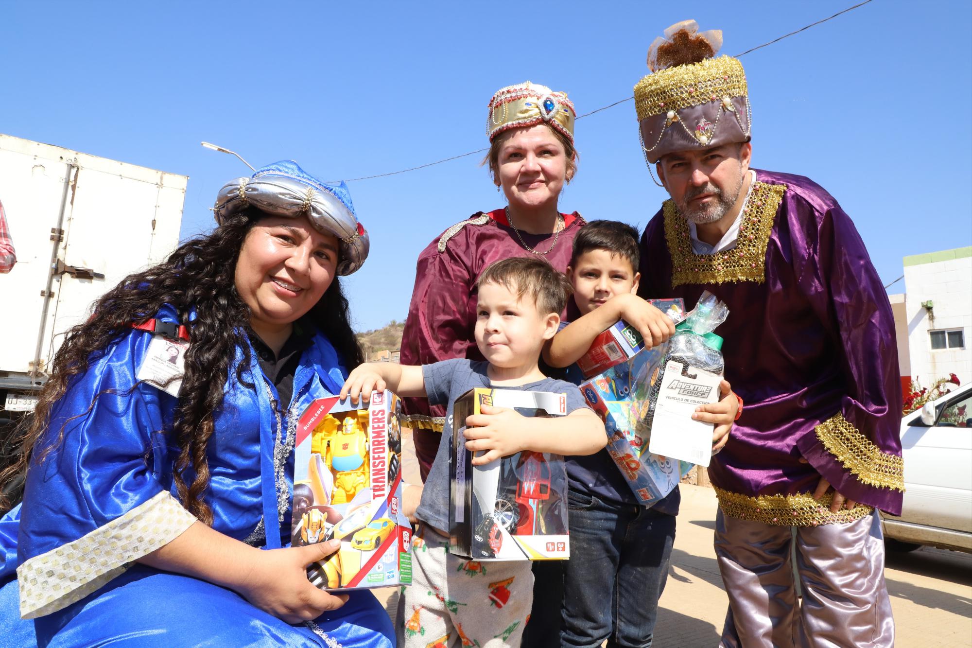 $!Jesús Armando y Antonio Aguilar Rubio con sus juguetes.