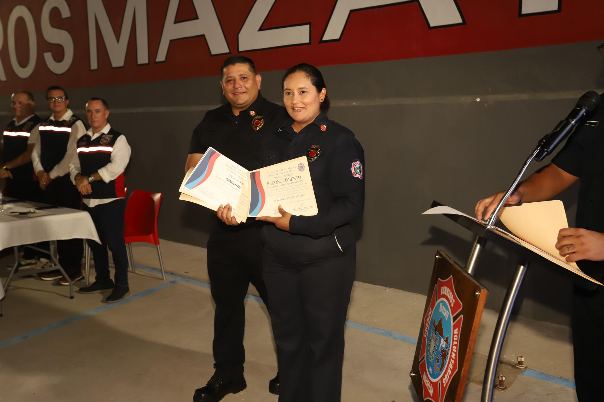 $!Martha Laura Pulido recibe galardón como “Bombero Interno del Año” y su ascenso a Sargento.