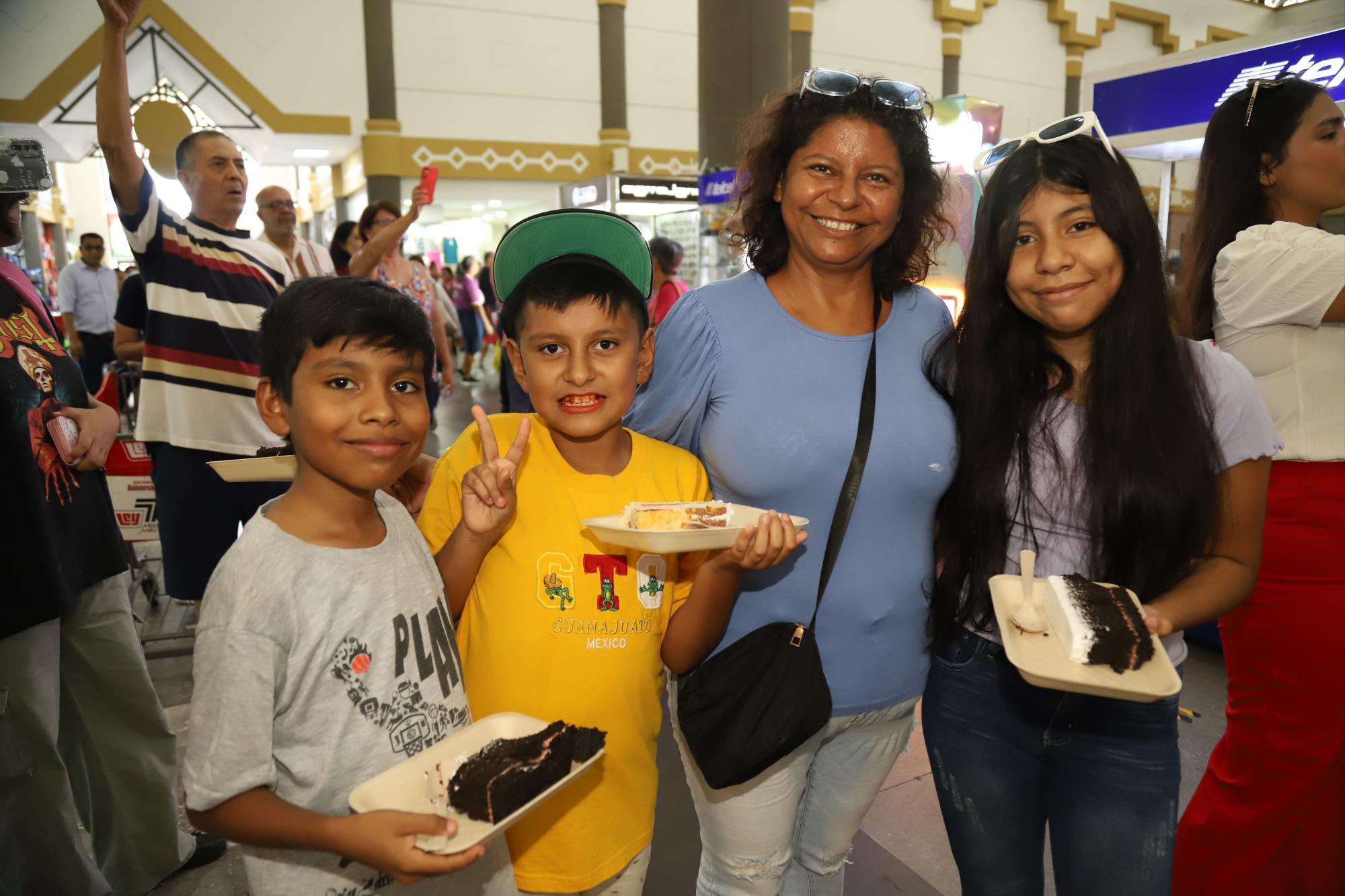 $!La señora Olga Vázquez con sus nietos, Neymar, Diego y Mayli de la Cruz.