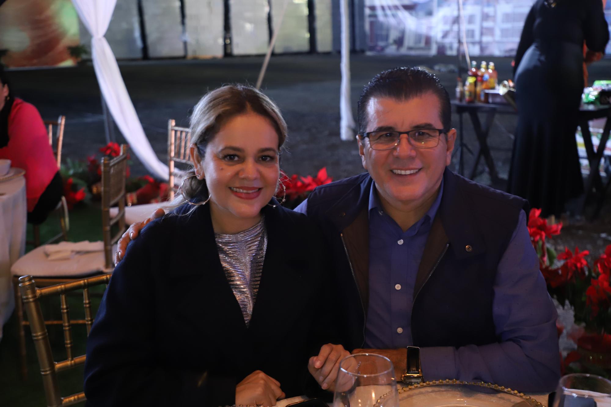 $!María Teresa Apodaca de González junto a su esposo, el Alcalde Édgar González Zataráin.