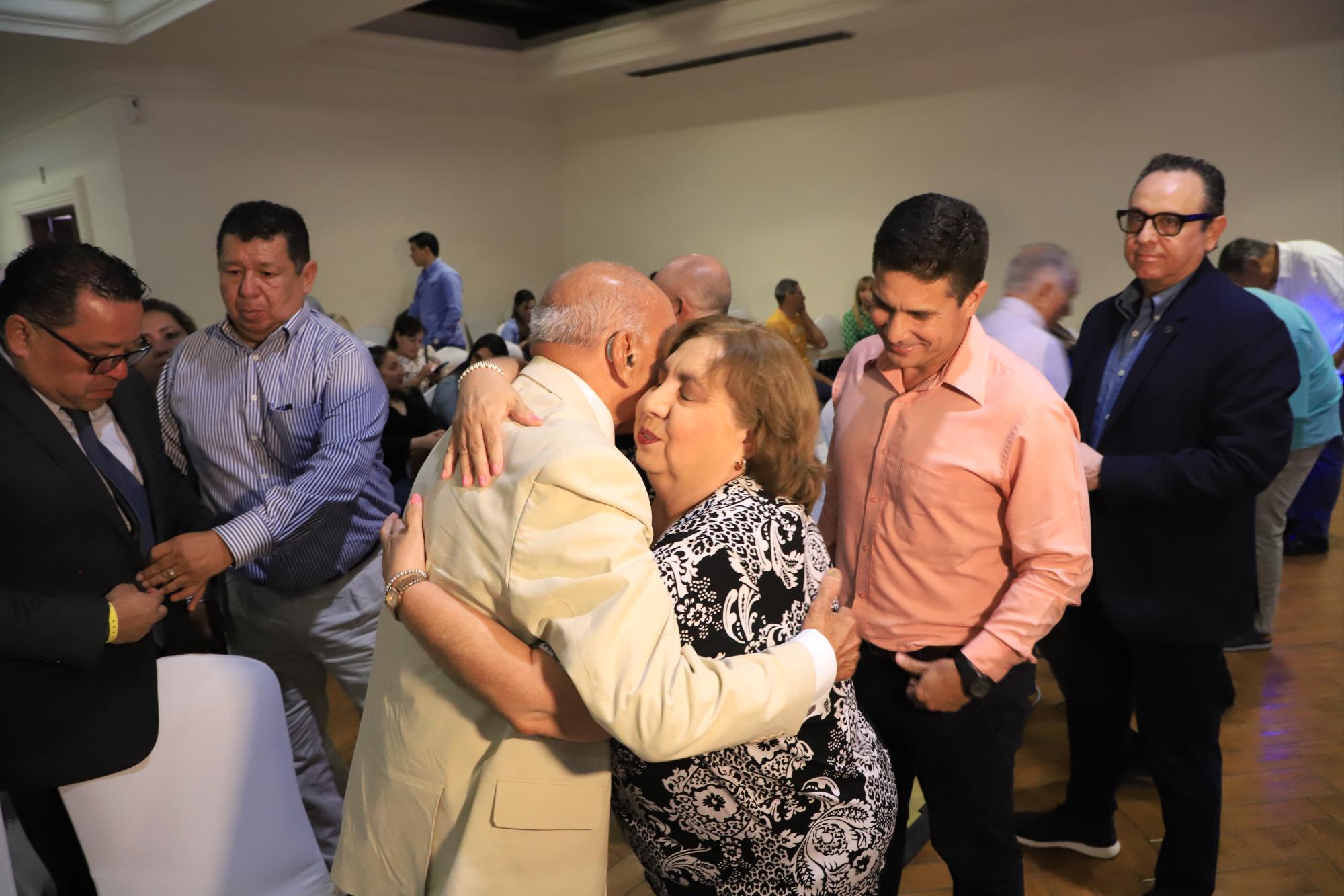 $!En la ceremonia el homenajeado recibe muchas muestras de cariño y admiración.