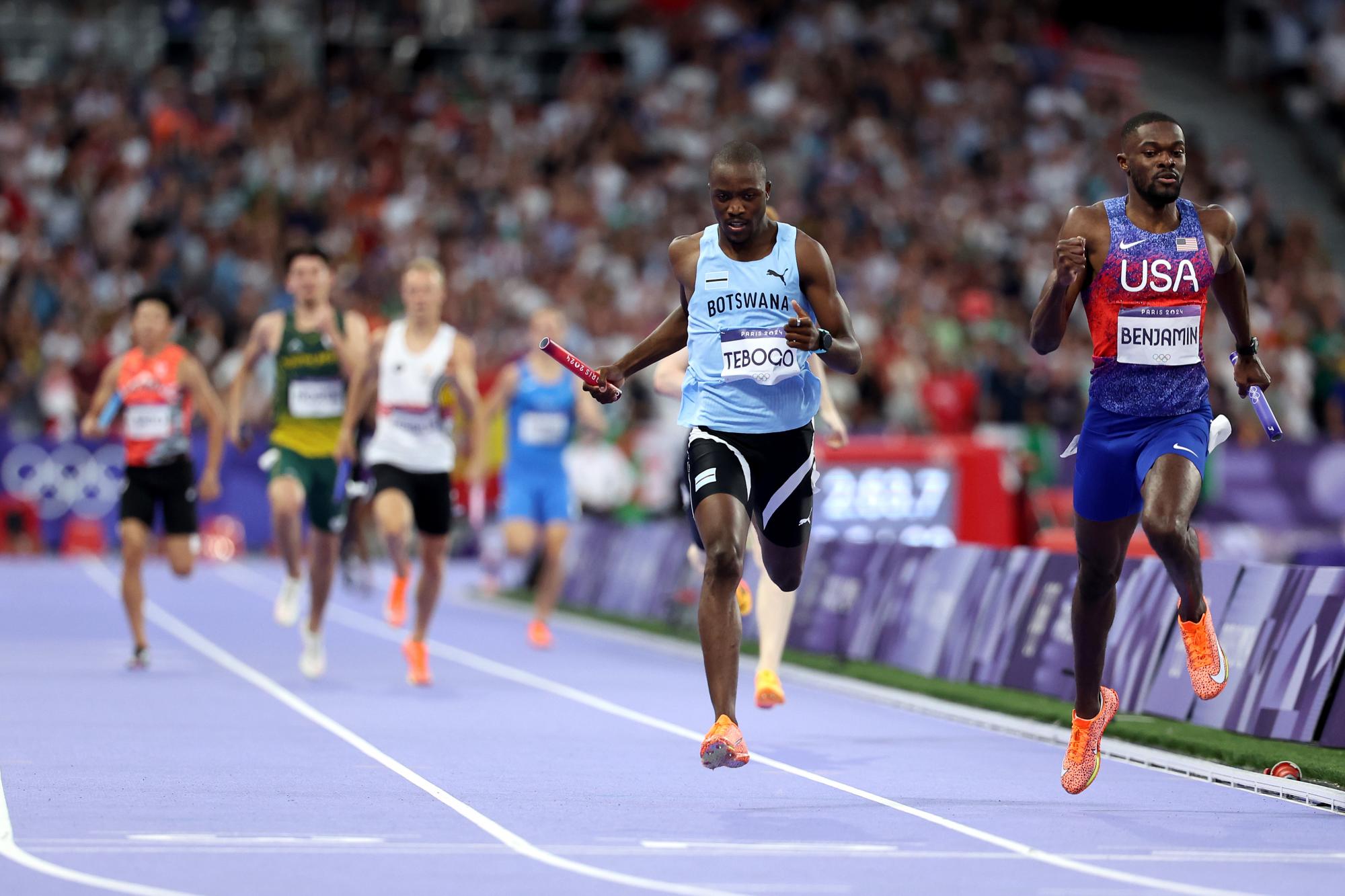 $!Estados Unidos gana ambos oros en pruebas de 4x400m