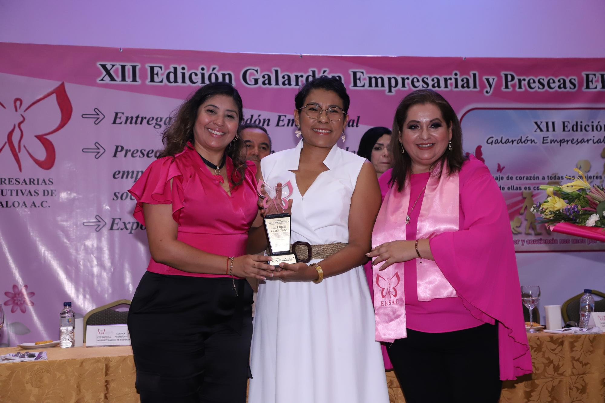 $!Lorena Fabiola Balbuena y Melania García entregan la Premio al Mérito Periodístico a la reportera Raquel Zapien Osuna.