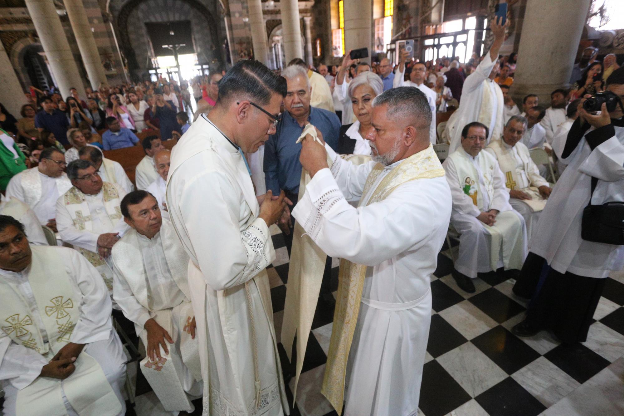 $!Julio César Hernández Alcaraz al momento de recibir sus ornamentos sacerdotales de su párroco Carlos Orratía.