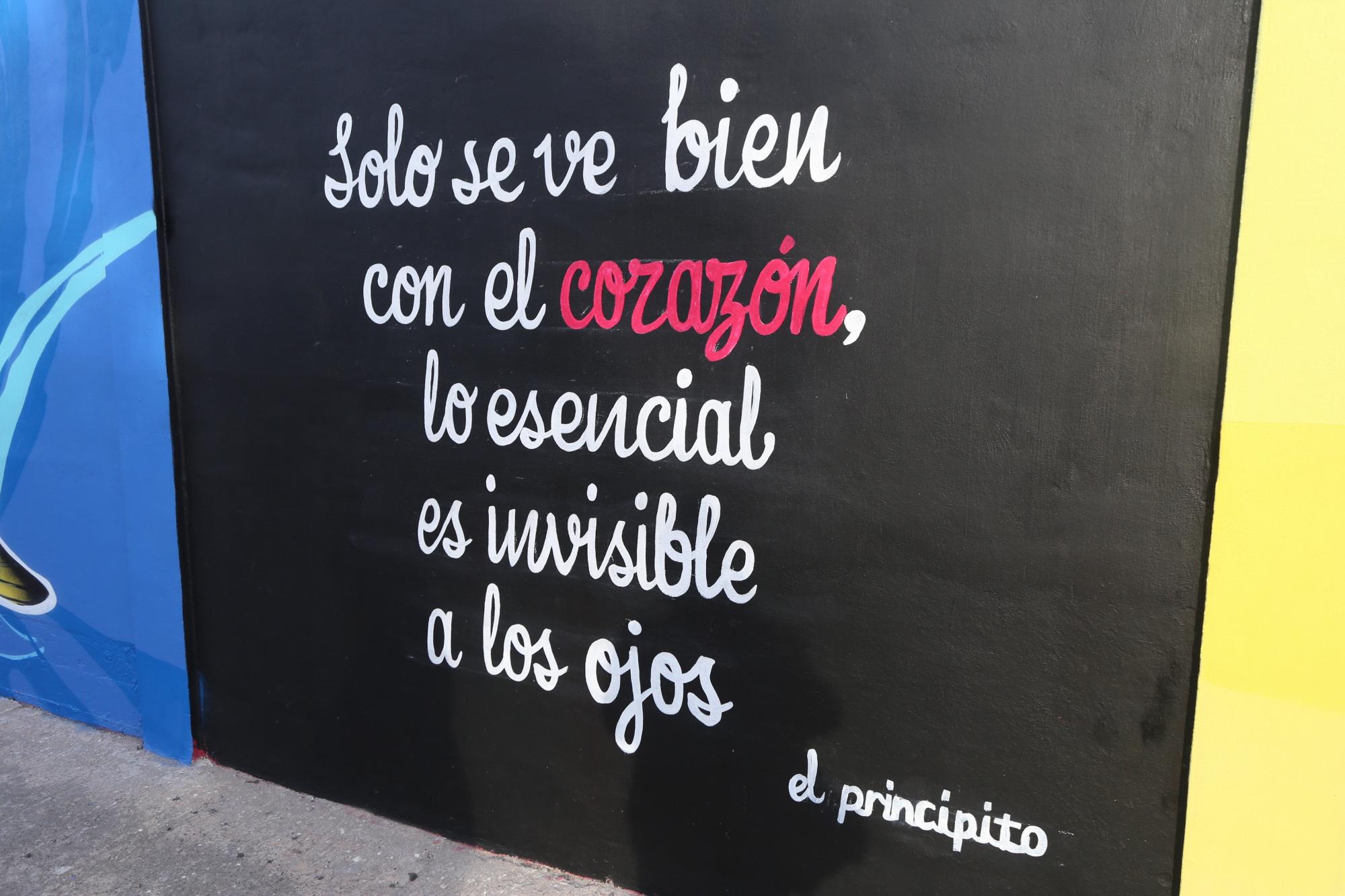 $!La frase “Solo se ve bien con el corazón, lo esencial es invisible a los ojos”, se puede apreciar en la barda.