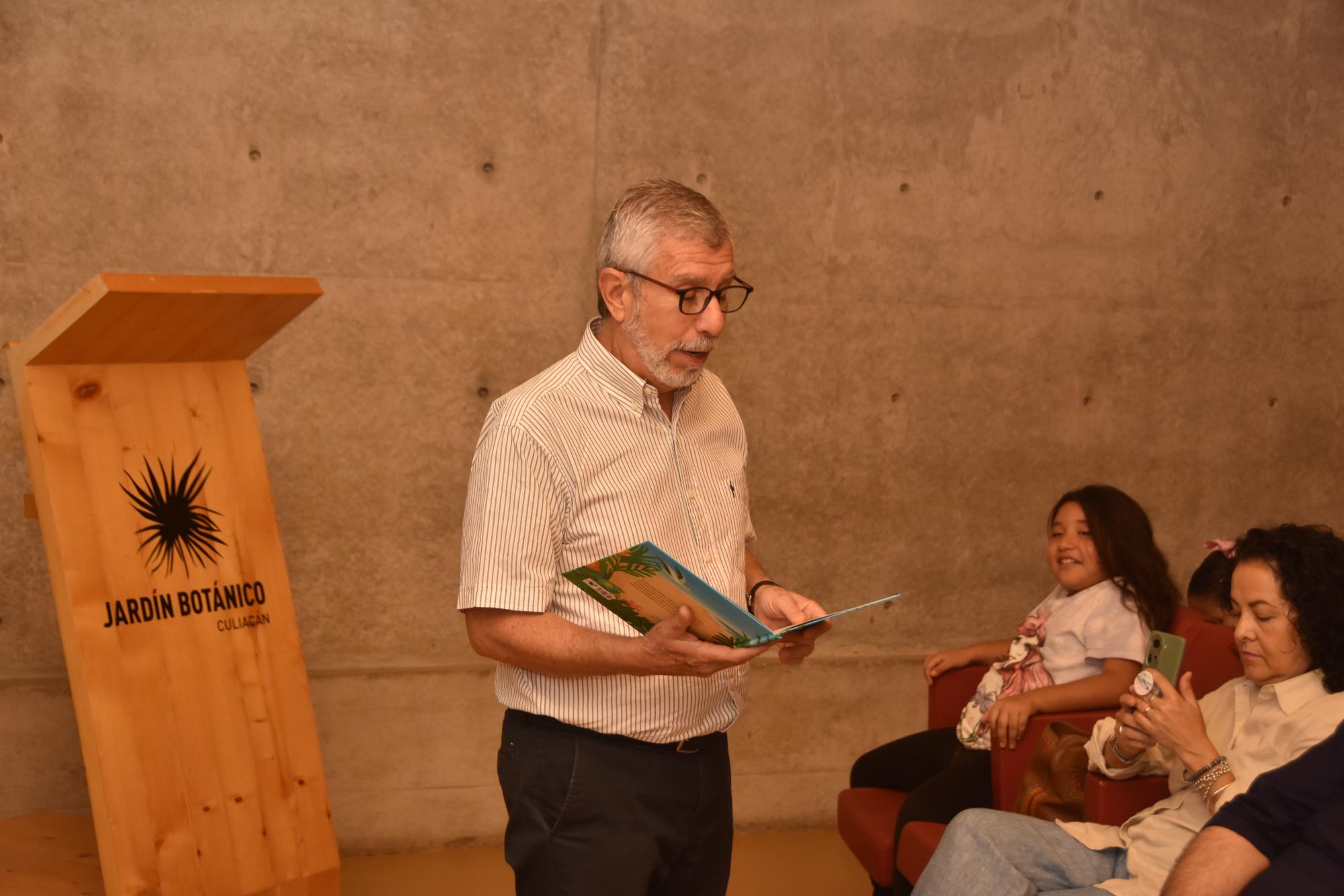 $!El director de teatro Miguel Alonso Gutiérrez participó en una lectura animada del cuento.