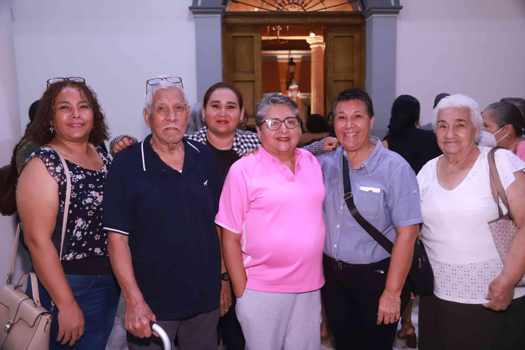 $!Dora Muñoz, Agustín Muñoz, Dora Muñoz, Carolina Salazar, Rayo Muñoz y Socorro Ortega.