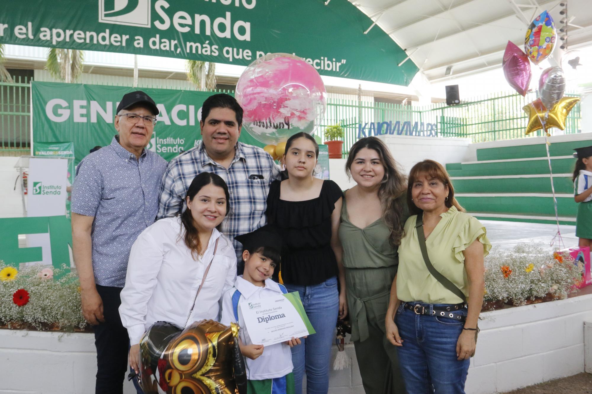 $!La familia Gálvez Serrano acompañan a la pequeña Paulina Gálvez, en su graduación de kínder.